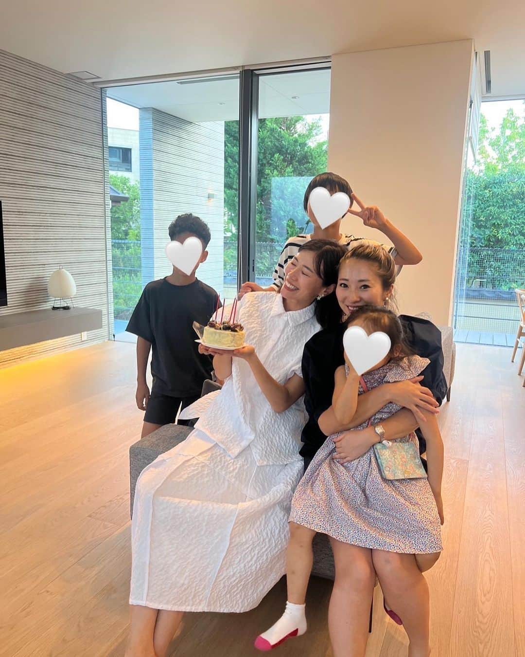 松本明子さんのインスタグラム写真 - (松本明子Instagram)「・ 7/11は美人が産まれる日🫶 @ayuyunyun 旦那さんと打ち合わせして、あゆちゃん&子供達が帰ってくる時間に合わせてお家でスタンバイして、サプライズしました🎂🩷ケーキだけ渡して直ぐに帰るねって旦那さんに伝えてたのに、私達の分まで夜ご飯用意していてくれた優しさよ🥹一緒に乾杯して最高に楽しかった〜‼︎💕 そして、 @okuda_junko の旦那さんにもサプライズでケーキ持って登場しやす🫡って伝えて、大成功やったかな？！😜でも結果、2人合同でパーティしたらよかったねってなったよ❤️ 奇跡の同じお誕生日で大好きな2人、おめでとう〜🥰 ケーキは @nawakowako にお願いして作ってもらいました🎂チェリーとホワイトチョコで美味しすぎてたまげた👏🏽👏🏽👏🏽 ・ #711#セブンイレブンの日#お誕生日#おめでとう#大好き#birthday #birthdaycake #birthdaygirl」7月12日 21時16分 - ata_1026