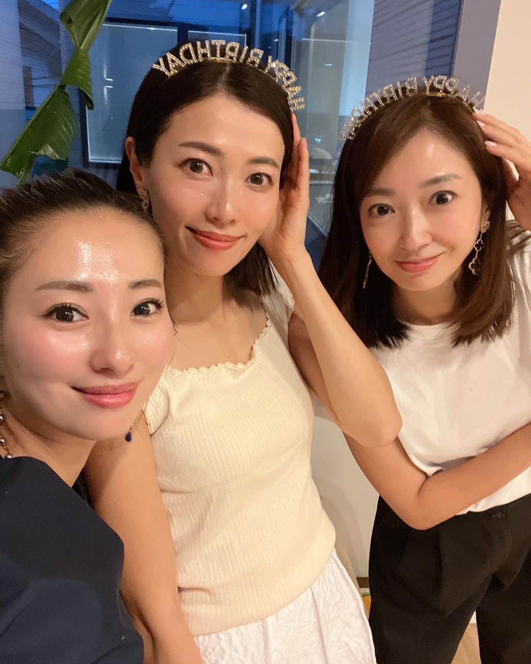 松本明子さんのインスタグラム写真 - (松本明子Instagram)「・ 7/11は美人が産まれる日🫶 @ayuyunyun 旦那さんと打ち合わせして、あゆちゃん&子供達が帰ってくる時間に合わせてお家でスタンバイして、サプライズしました🎂🩷ケーキだけ渡して直ぐに帰るねって旦那さんに伝えてたのに、私達の分まで夜ご飯用意していてくれた優しさよ🥹一緒に乾杯して最高に楽しかった〜‼︎💕 そして、 @okuda_junko の旦那さんにもサプライズでケーキ持って登場しやす🫡って伝えて、大成功やったかな？！😜でも結果、2人合同でパーティしたらよかったねってなったよ❤️ 奇跡の同じお誕生日で大好きな2人、おめでとう〜🥰 ケーキは @nawakowako にお願いして作ってもらいました🎂チェリーとホワイトチョコで美味しすぎてたまげた👏🏽👏🏽👏🏽 ・ #711#セブンイレブンの日#お誕生日#おめでとう#大好き#birthday #birthdaycake #birthdaygirl」7月12日 21時16分 - ata_1026