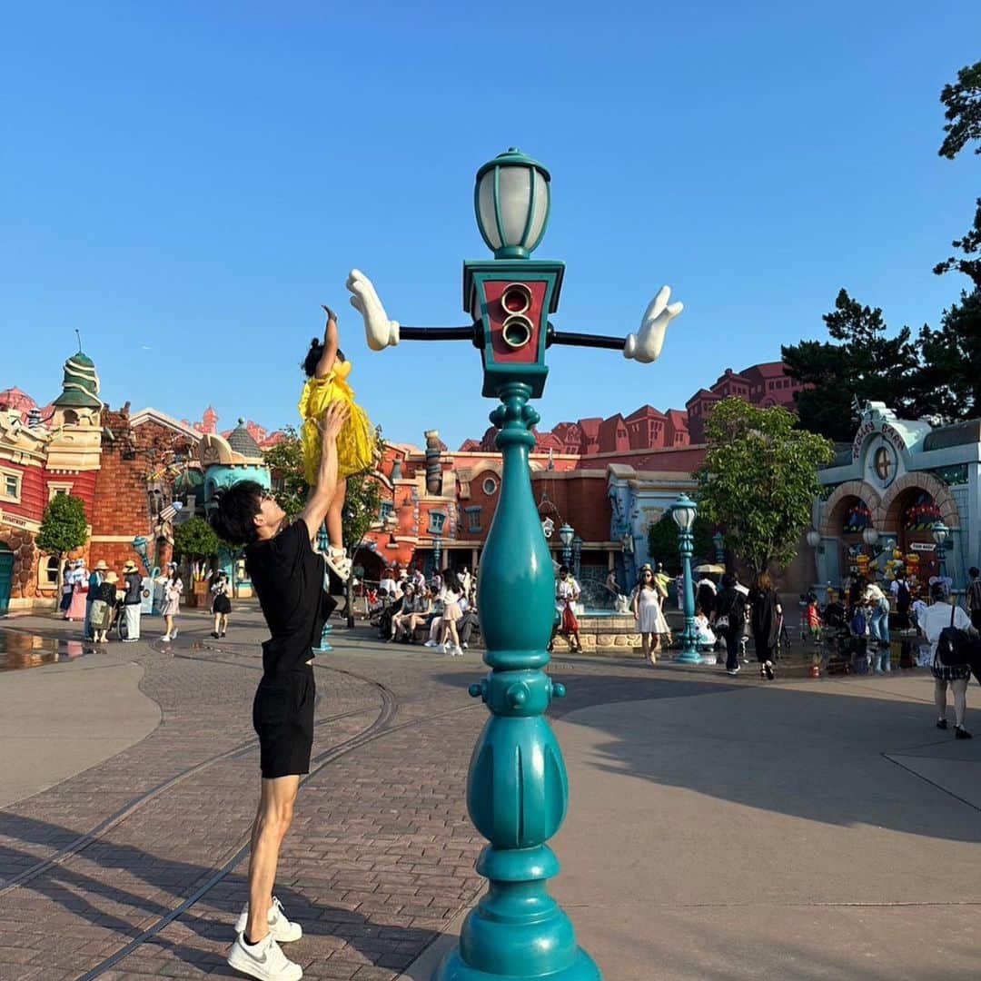 前田俊さんのインスタグラム写真 - (前田俊Instagram)「3歳の誕生日でディズニー行ってきた🩵 楽しんでくれてよかった^ ^ お誕生日 ...