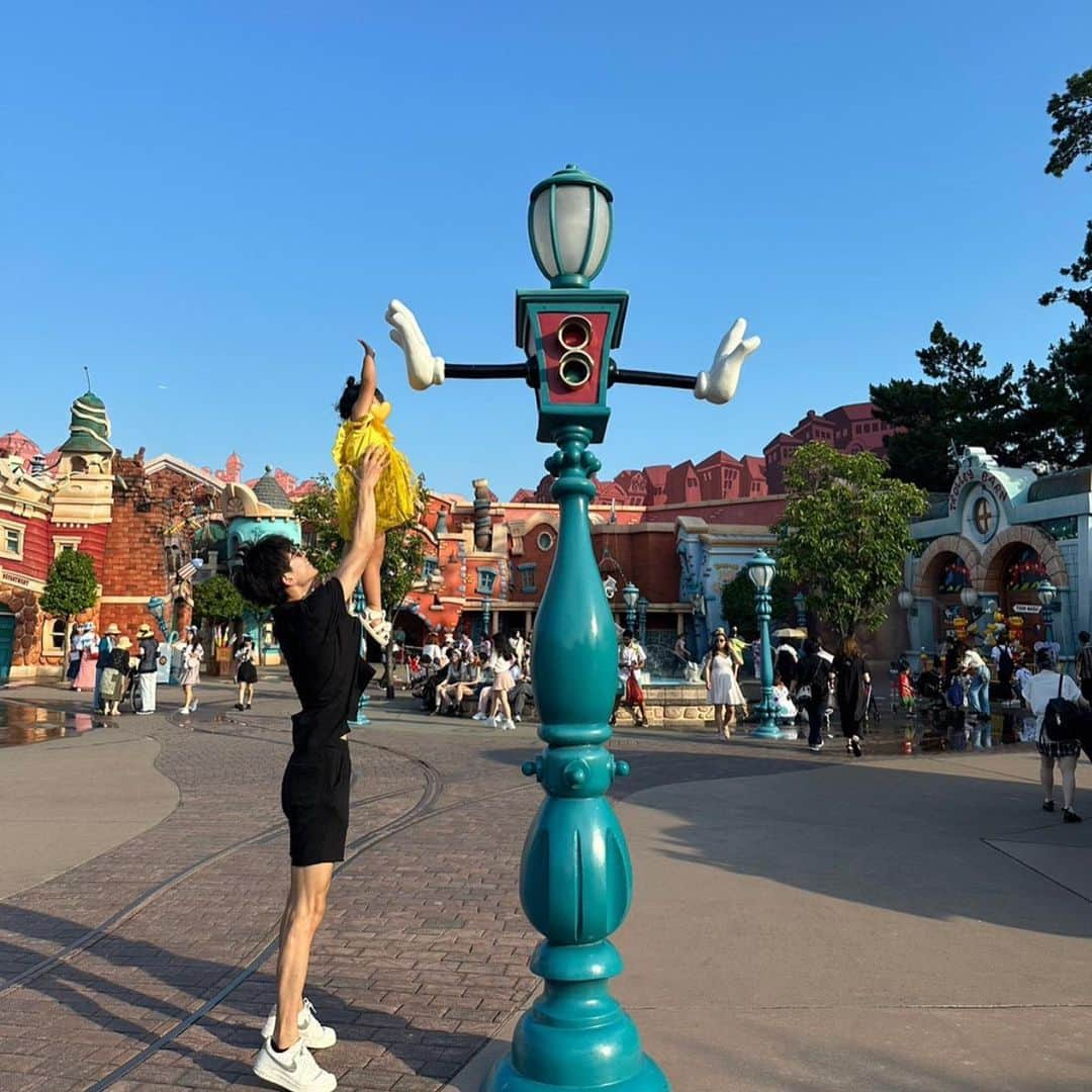 前田俊さんのインスタグラム写真 - (前田俊Instagram)「3歳の誕生日でディズニー行ってきた🩵 楽しんでくれてよかった^ ^ お誕生日おめでとう🥰」7月12日 21時16分 - maeda__shun