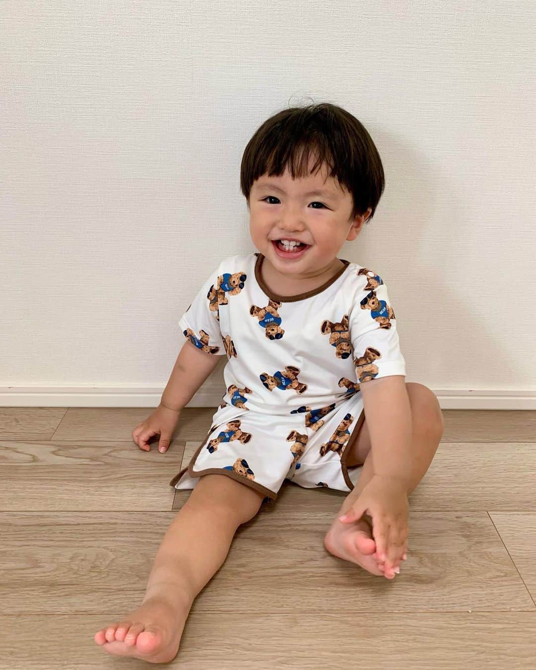 satomiのインスタグラム：「🤎🤍  楽ちんな くまさんセットアップ🧸 #shein  まま！と言えるようになってから それまで言えてたぱぱとばあばも言えなくなり 全てがままになりました😇笑  ママもパパもお姉ちゃんも あれ取って！もこれやって！も 全てまま🥹👍  次はなにが言えるようになるかなぁ🤭🤍  #1歳6ヶ月 #生後18ヶ月 #令和3年ベビー  #淡色コーデ #プチプラコーデ #くま #くまさん #テディベア #セットアップ #セットアップ男子」