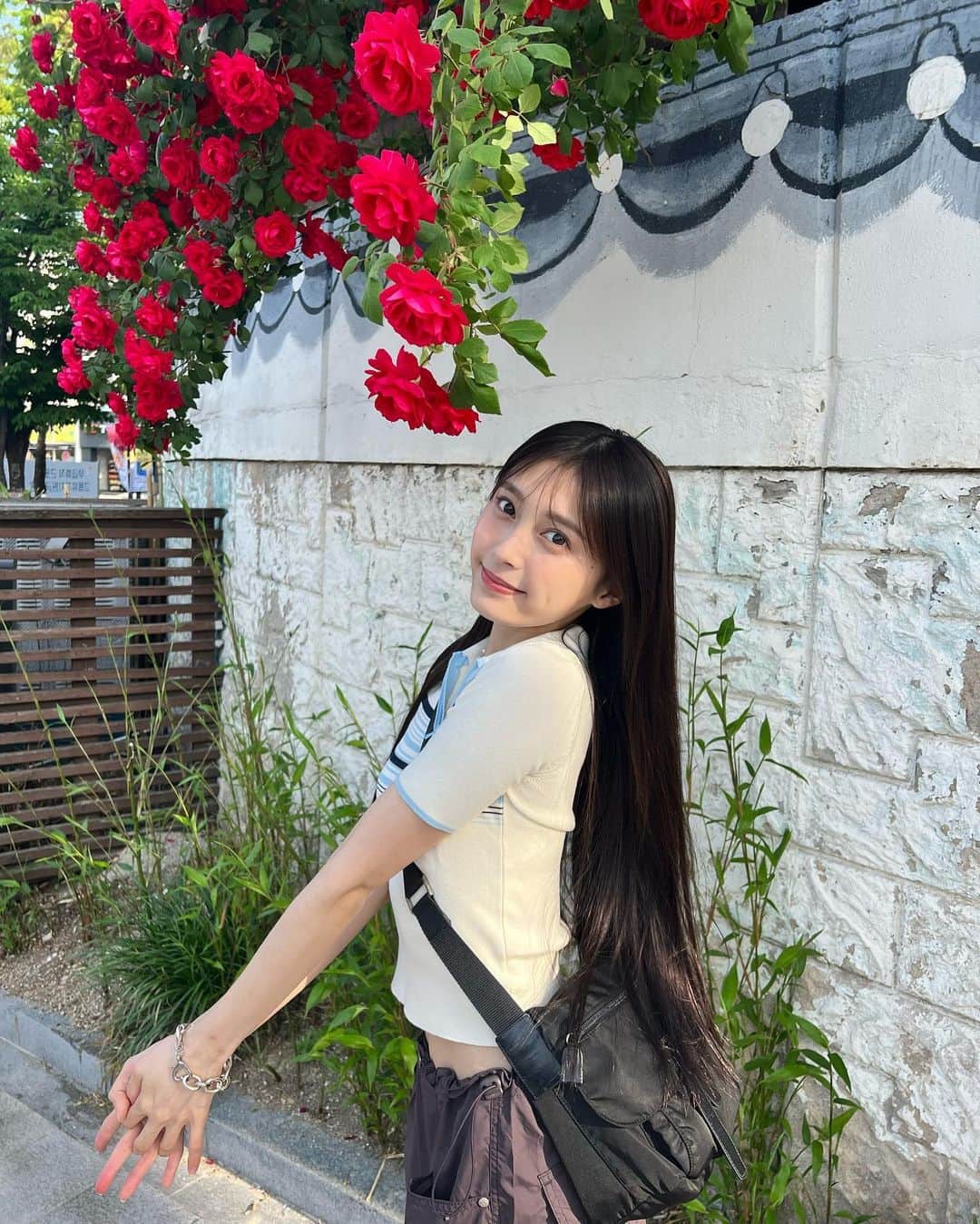 小山リーナのインスタグラム：「薔薇綺麗🌹」
