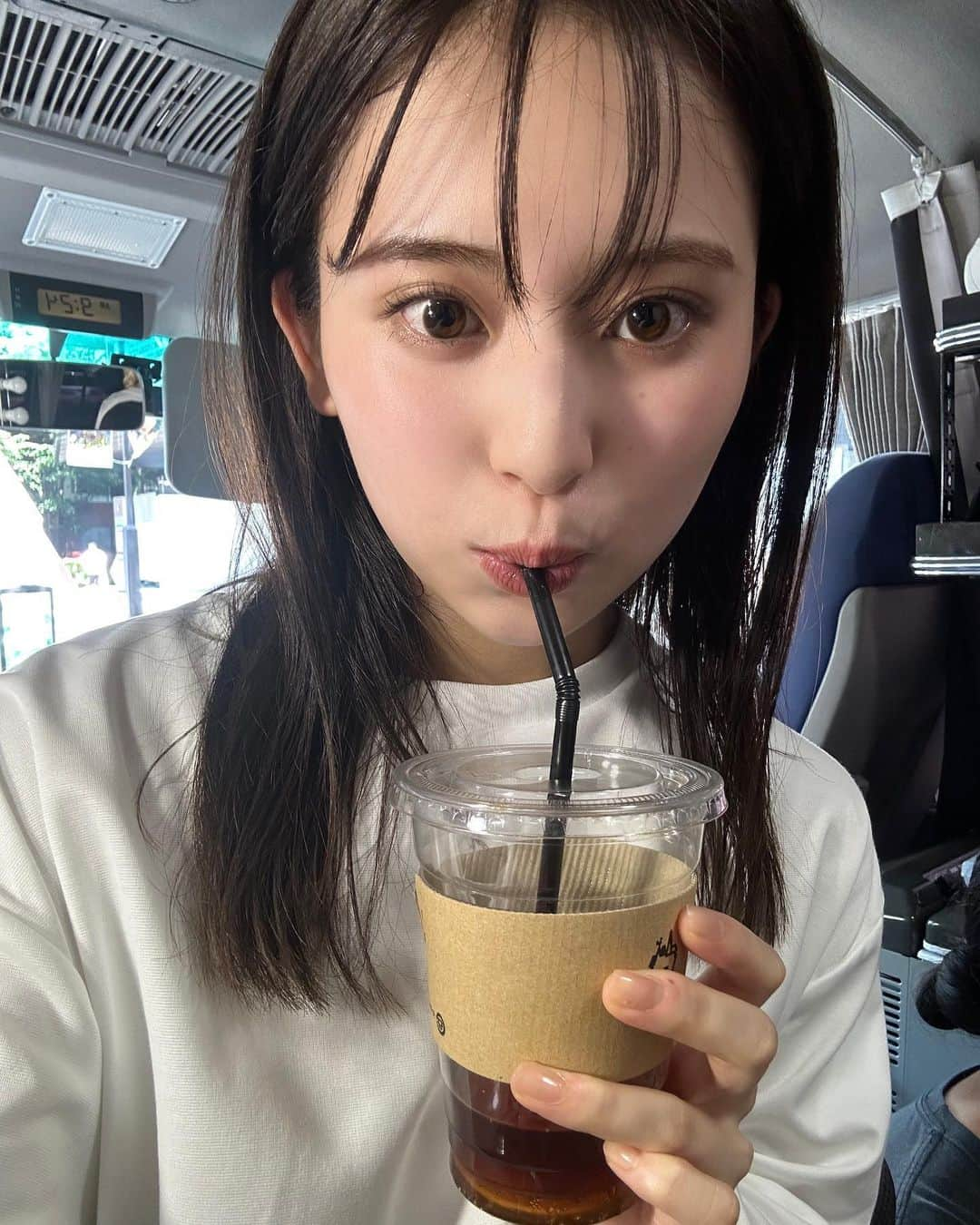 安田乙葉のインスタグラム：「暑すぎて毎日アイスコーヒー飲んじゃう みなさん熱中症にお気をつけて🫠  撮影前にカーボキシーでくすみをとってトーンアップしていただきました💆🏻‍♀️ 肌へのダメージが多い時期だからこそケアは大切ですぞ☺︎✌︎」