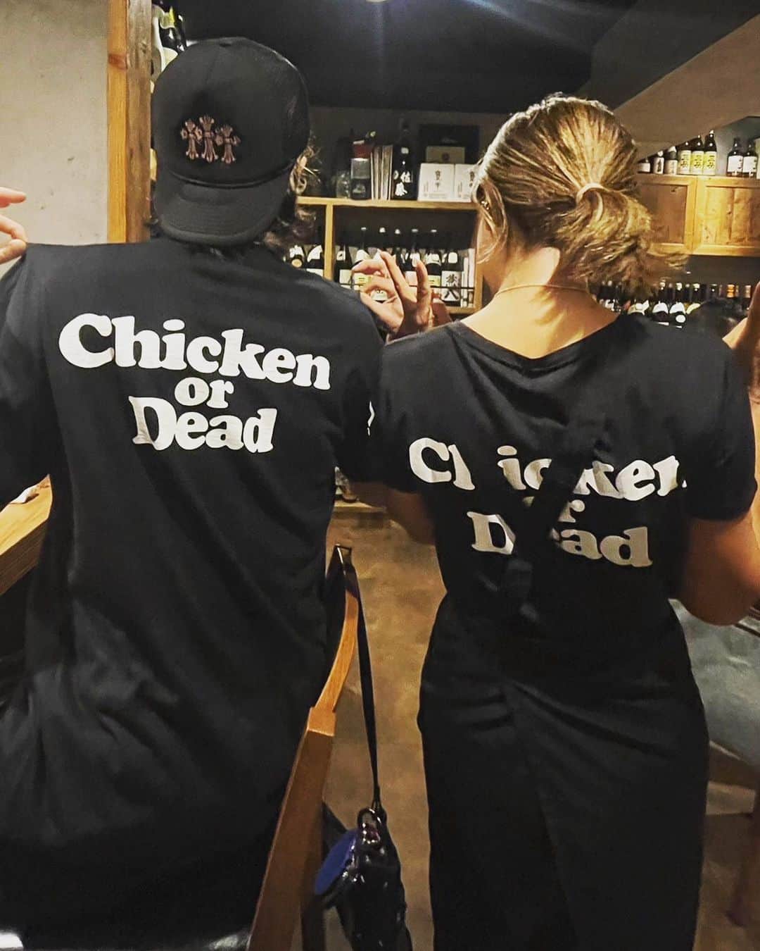 あきらかにあきらのインスタグラム：「お世話になってるお店のバイトTもろた。 Chicken or Dead🐓」
