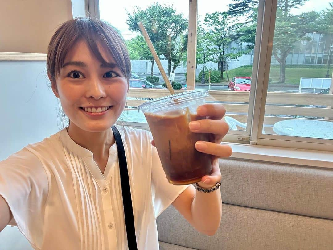 関根苑子のインスタグラム：「新潟市北区に ＼きょう／ オープンした ドンバスコーヒーロースターズを取材してきました✨ . コーヒーを提供するのは、 地元の障害者支援施設の 利用者たち🥳 専門性の高いコーヒー作りを 新潟市内の企業からレクチャーを受け、 猛練習して習得したそうです✨ コーヒーのいい香りが お店の外まで 広がっていました🤍 オシャレで広々とした店内に、本格派コーヒー✨ 地元の方からも、 お出かけでこられる方からも 人気のスポットになりそうです❣️ . #BSNニュースゆうなび #ゆうなび　#新潟市北区　#新潟カフェ巡り #カフェ #就労支援B型　#キャスター#アナウンサー#関根苑子　#関根の取材めも」