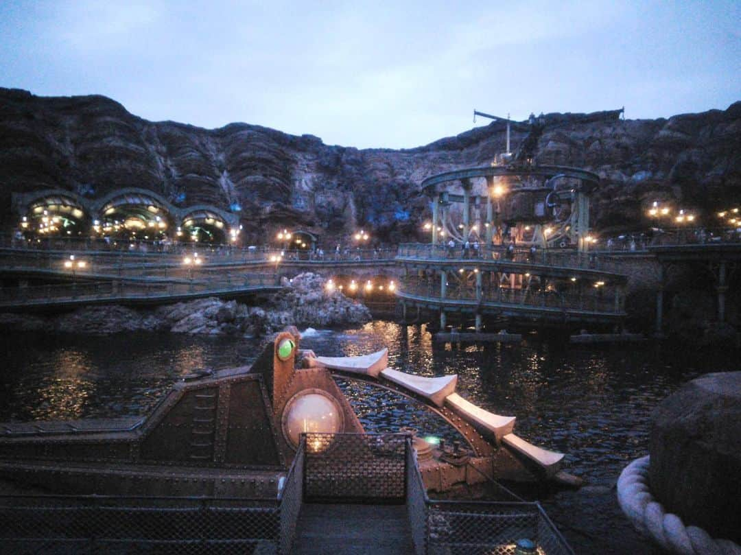 下野由貴さんのインスタグラム写真 - (下野由貴Instagram)「ディズニーシーのここ好き。  #tds #tokyodisneysea #tokyodisneyresort #disneysea #disney #東京ディズニーシー #東京ディズニーリゾート #ディズニーシー #ディズニー #ディズニー写真部 #トイカメラ #papershootで撮影しています #海底2万マイル #ミステリアスアイランド」7月12日 21時23分 - shimono_0402