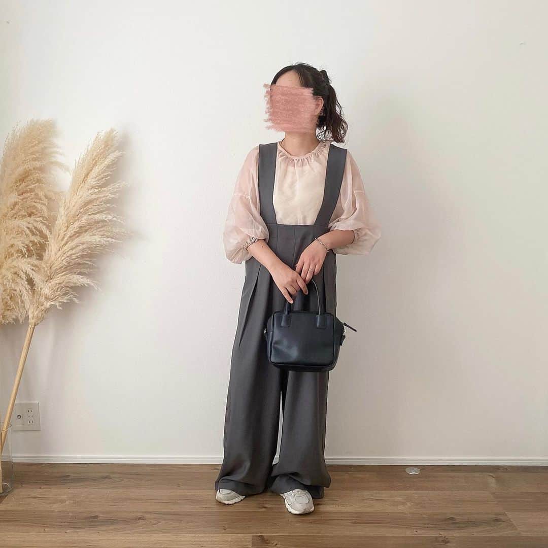 haruのインスタグラム：「ㅤㅤㅤㅤㅤㅤㅤㅤㅤㅤㅤㅤㅤ ㅤㅤㅤㅤㅤㅤㅤㅤㅤㅤㅤㅤㅤ ㅤㅤㅤㅤㅤㅤㅤㅤㅤㅤㅤㅤㅤ スタイルアップしてくれるハイウエストサロペット🤍 さらっとした生地感なのもポケットついてるのも 嬉しいポイント☺️💕  紐の長さ調節できるけどちょっと長めなので ダボっと着たかったけどSサイズでもよかったかな〜🤣笑  ㅤㅤㅤㅤㅤㅤㅤㅤㅤㅤㅤㅤㅤ @classicalelf_official  ハイウエストサロペット チャコールグレー / 153cm で Mサイズ 着用  #クラシカルエルフ #classicalelf #エルフコーデ #タイアップ #uniqlo #gu #zara #ユニクロ #ジーユー #ザラ #zozo #zozotown #zozo購入品 #zozotown購入品 #サロペット #ワイドシルエット #ハイウエスト #プチプラコーデ#骨格ウェーブ」