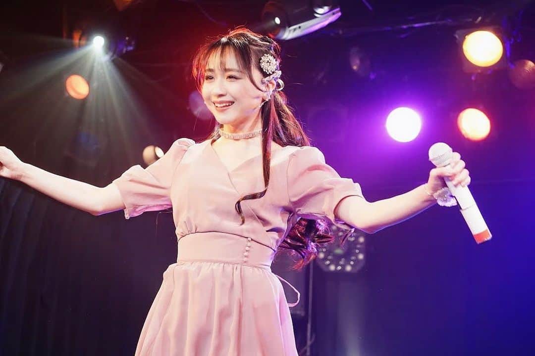 久保亜沙香のインスタグラム：「大山先生が撮ってくださったステージ写真📷🎼  幸せそうです🎤」