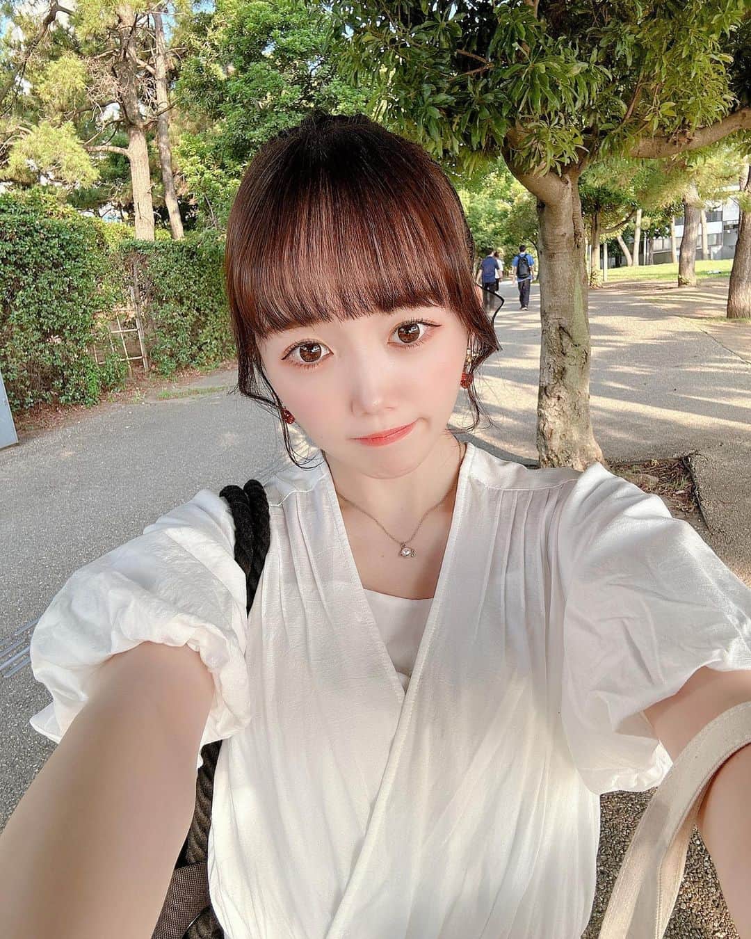 小日向夏実のインスタグラム：「👼🏻🏹  真っ白女の子💭  #お台場 #海 #ワンピースコーデ #ポニーテールアレンジ #夏コーデ #低身長コーデ #japan #japantravel #japanesegirl #followｍe #いいね歓迎」