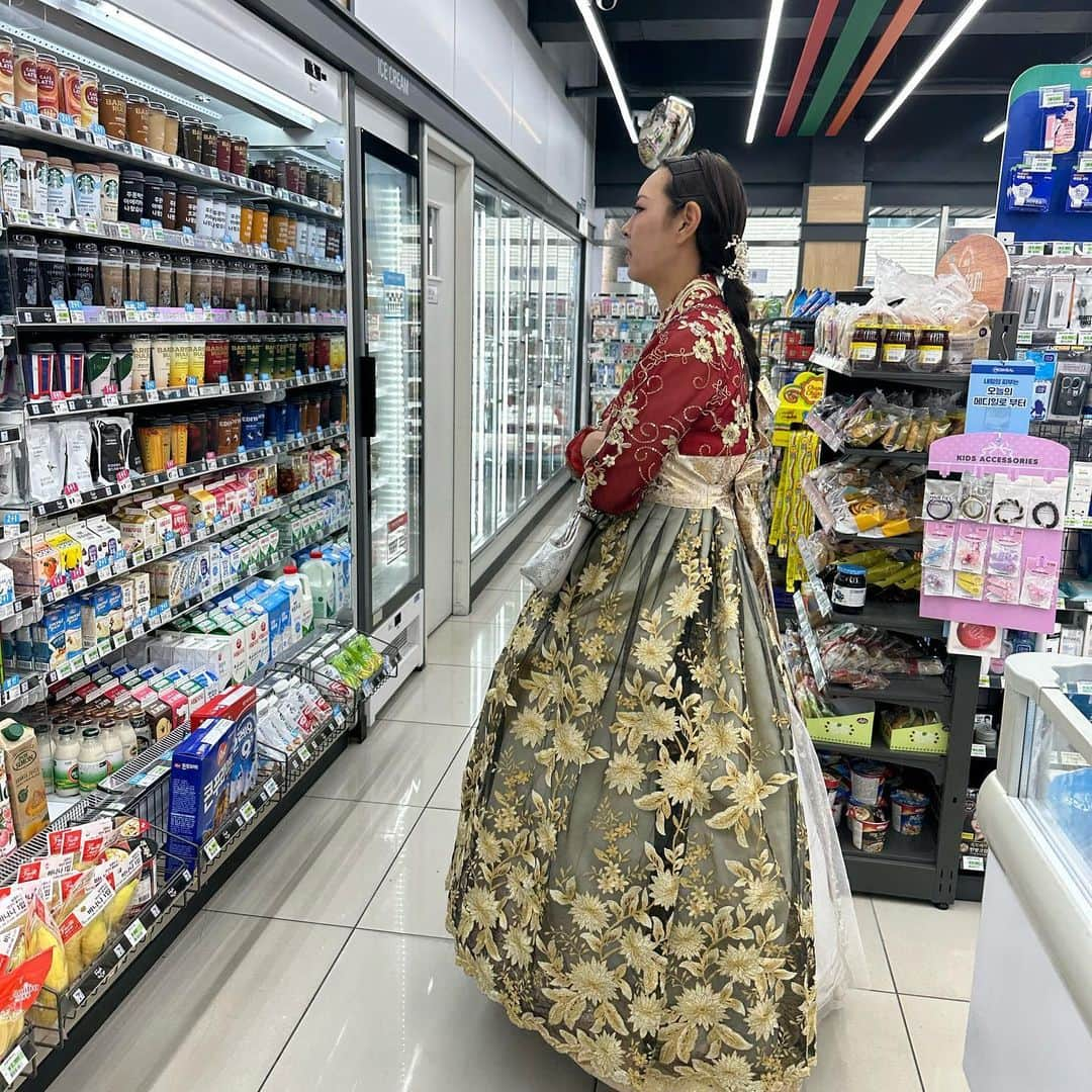 みかんさんのインスタグラム写真 - (みかんInstagram)「いつかの韓国旅行🇰🇷 チマチョゴリは着ずには帰れない💖 またまた、わたしの悪巧みが 始まりました😏😏😏  以前、景福宮(キョンボックン)に行ったので今回は場所を変更し、昌徳宮(チャンドックン)でのロケ✨  やはり本場は違いますね〜👍  さて、やるとしますかぁ😏 王様🫅🫶 仕上がり動画を楽しみに🍊  #韓国旅行  #경복궁 #창덕궁 #チマチョゴリ #チマチョゴリ体験 #ものまねみかん #모노 마네 귤 #韓国ドラマ時代劇あるある」7月12日 21時26分 - mikan02241984