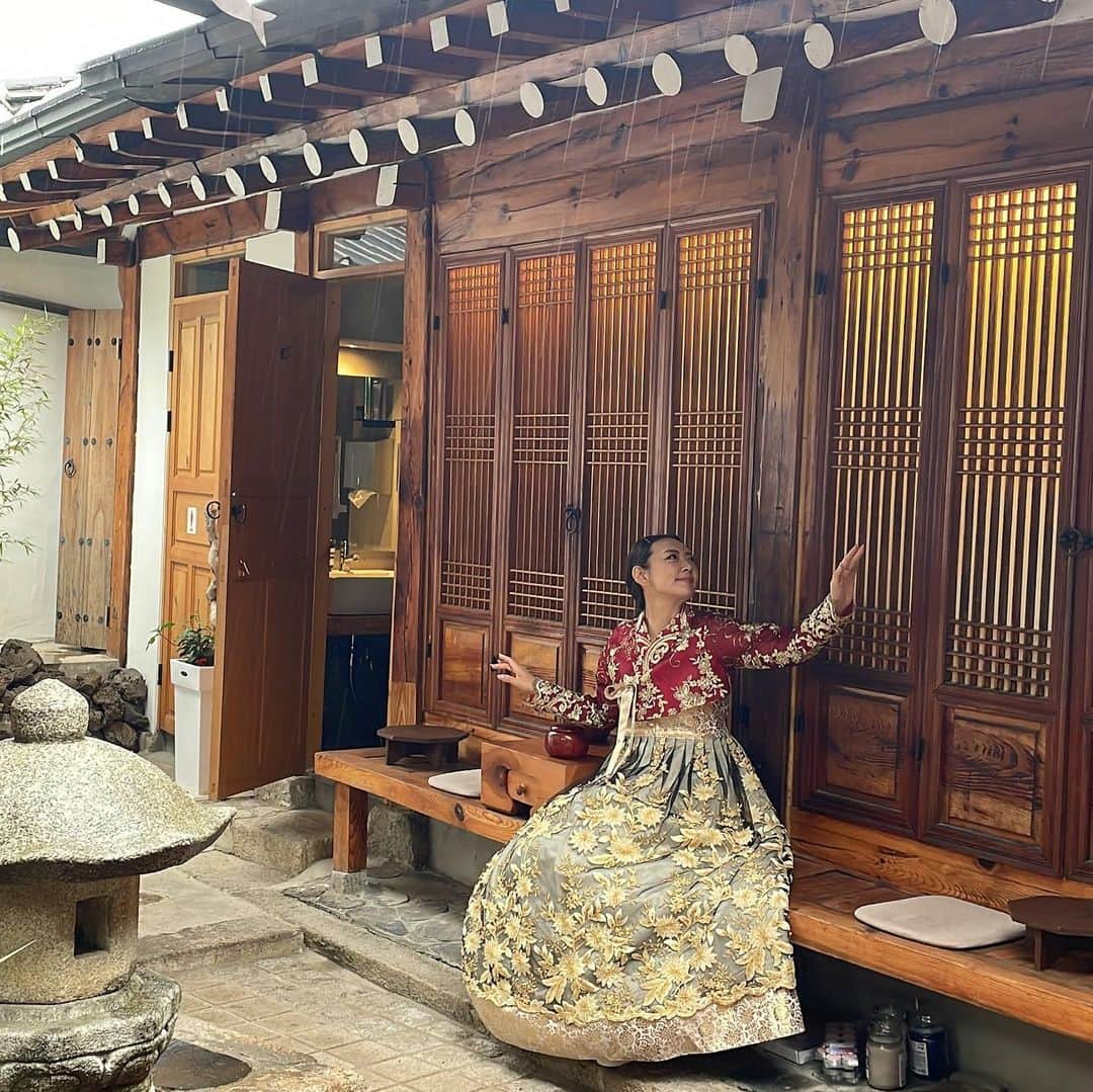 みかんさんのインスタグラム写真 - (みかんInstagram)「いつかの韓国旅行🇰🇷 チマチョゴリは着ずには帰れない💖 またまた、わたしの悪巧みが 始まりました😏😏😏  以前、景福宮(キョンボックン)に行ったので今回は場所を変更し、昌徳宮(チャンドックン)でのロケ✨  やはり本場は違いますね〜👍  さて、やるとしますかぁ😏 王様🫅🫶 仕上がり動画を楽しみに🍊  #韓国旅行  #경복궁 #창덕궁 #チマチョゴリ #チマチョゴリ体験 #ものまねみかん #모노 마네 귤 #韓国ドラマ時代劇あるある」7月12日 21時26分 - mikan02241984