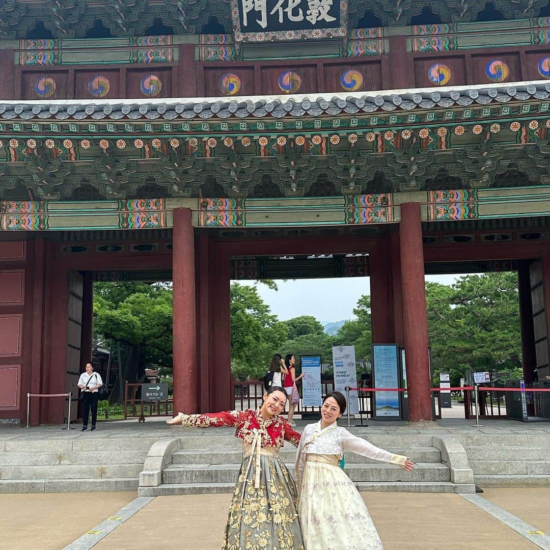 みかんさんのインスタグラム写真 - (みかんInstagram)「いつかの韓国旅行🇰🇷 チマチョゴリは着ずには帰れない💖 またまた、わたしの悪巧みが 始まりました😏😏😏  以前、景福宮(キョンボックン)に行ったので今回は場所を変更し、昌徳宮(チャンドックン)でのロケ✨  やはり本場は違いますね〜👍  さて、やるとしますかぁ😏 王様🫅🫶 仕上がり動画を楽しみに🍊  #韓国旅行  #경복궁 #창덕궁 #チマチョゴリ #チマチョゴリ体験 #ものまねみかん #모노 마네 귤 #韓国ドラマ時代劇あるある」7月12日 21時26分 - mikan02241984