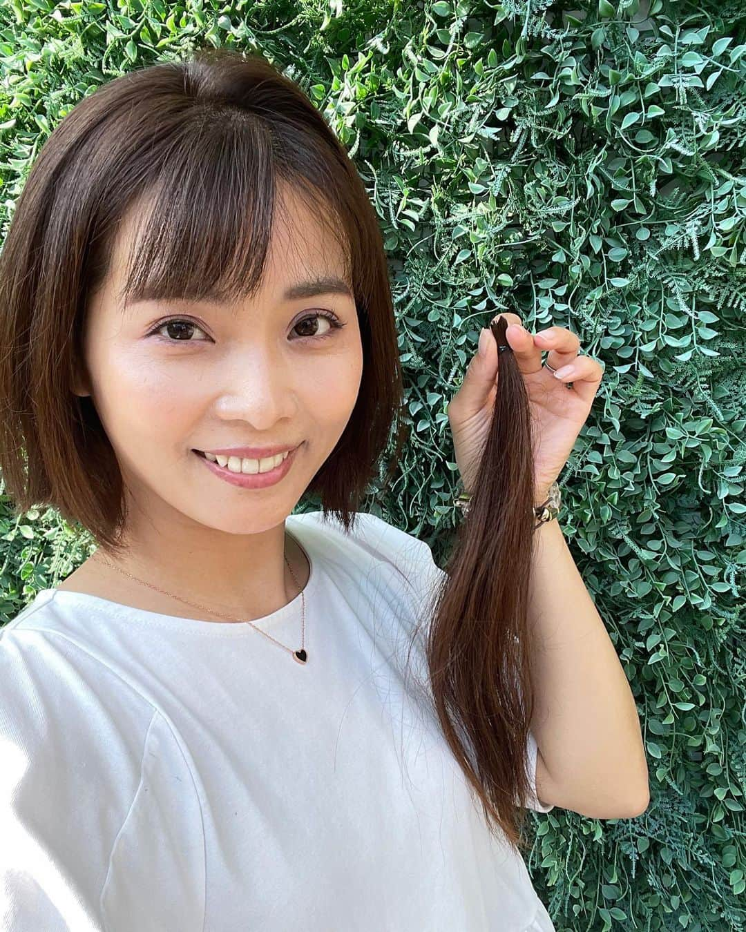 加藤雅美のインスタグラム：「. 先日、頑張って腰まで伸ばした 髪の毛をバッサリと切り、念願の❣️ ヘアドネーションをしてきました🤗✨ (１枚目の写真は髪の毛切りたてでよく見ると 顔に髪の毛ついてます🙇‍♀️笑) . "ヘアドネーション"とは髪の毛を寄付することで 小児ガンや脱毛症や不慮の事故などによって 頭皮に悩みを抱える子どもたちなどに 寄付した髪の毛で医療用ウィッグを作って 無償でお贈りする取り組みです。 . 寄付する髪の毛は、 ヘアカラー、パーマ、縮毛矯正、ブリーチ などをした髪の毛でも大丈夫で、 髪の毛の長さは31cm以上から受け付けています💡 私は2年ほど伸ばして1番長いところで 35cmほど取れました🙌✨ 美容師さんが『良かったら、記念に』と 言ってくださり1本だけ自分で 切らせていただきました✂️ . 学生の頃、教壇でみんなの前に立って 脱毛症であることと、ウィッグを装着することを 告白した女の子の友人がいて 今でもすごく心に残っているのですが、 とても勇気のいることだったと思います。 そういった子たちの少しでも力になれたら いいなと思い寄付することにしました。 . ヘアドネーションと提携していない美容室でも 切った髪の毛を自分でヘアドネーションの会社に 送ることが出来るので私はそうすることにしました。 寄付先はこちらです。 NPO法人JHD&C(ジャーダック)ヘアドネーション @npojhdac  . コンビニでレターパックライト(370円)を買って 中に寄付する髪の毛を入れて(ジップロックに 入れました)、ドナーシート(任意)を書いて 宛名を書いてポストに投函するだけなので 思っていたよりもとっても簡単でした🤗🌼 . 少しでもどなたかの力になれましたら嬉しいです🙏✨ . #ヘアドネーション #ヘアドネーションしました #ヘアドネーションカット #ヘアドネーションを広めたい #ボブヘア #ヘアチェンジ #髪の毛の寄付 #ボブ #31cm #31cmの髪は病気の子供たちへの寄付に #ヘアドネーションは18歳以下の方対象の医療用ウィッグを無償で贈る団体に寄付する活動です #hairdonation #寄付 #ボランティア #夏ヘアー #ボブ女子 #女の子ママ #東京ママ #働くママ #ママライフ #ドネーション #ウィッグ #tokyo #japan #japanesegirl #japanese #hairchange #me #followme #加藤雅美」