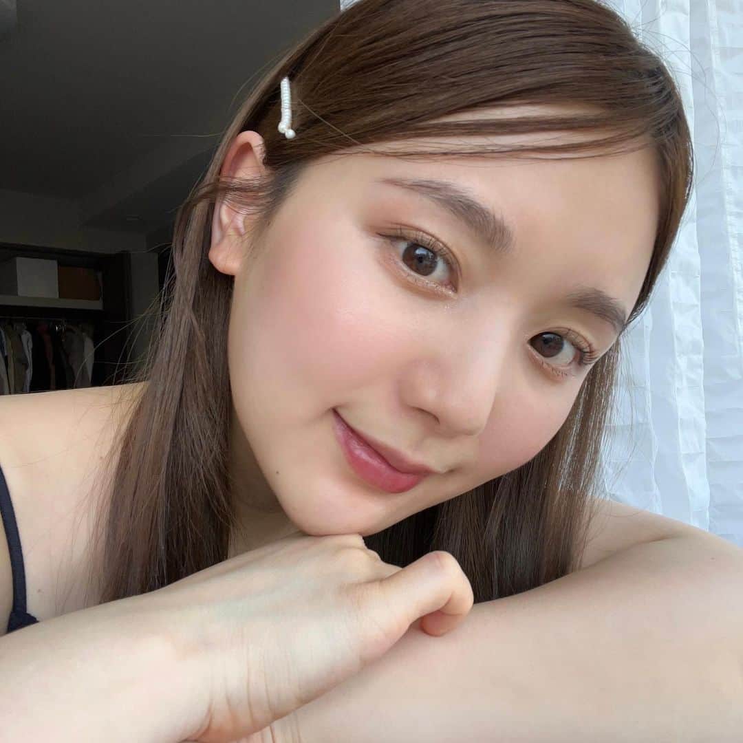 ひよんのインスタグラム：「🤍🤍  今日も暑かったね🥵 外にいるときは常に日傘さしてすごしてるよ🥺 直射日光じゃないだけ少しマシ！  こんな涼しい顔してるけど、 この時もすごくお部屋暑かった🫠ㅋㅋ  #ひよん」