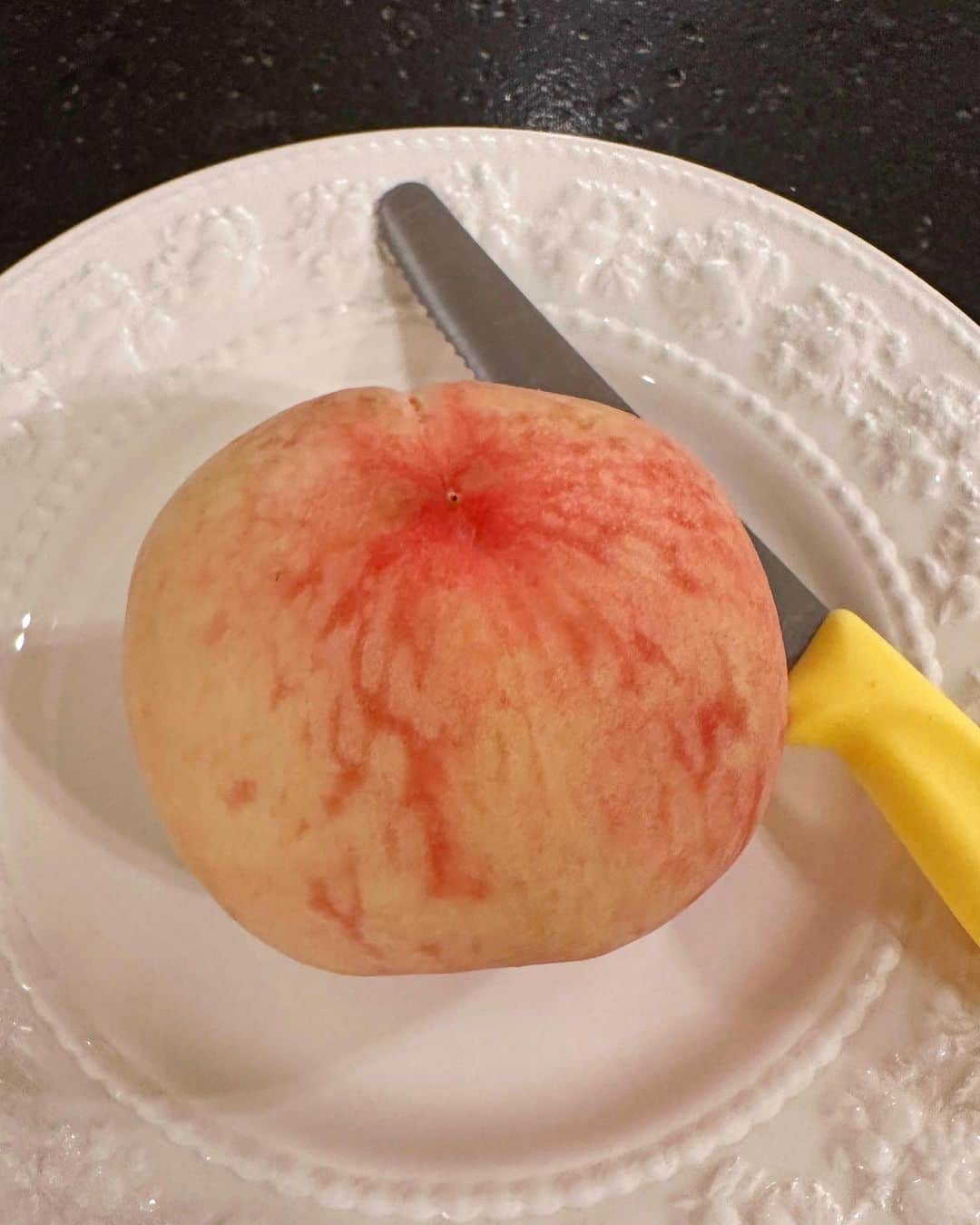 イ・チョンアのインスタグラム：「딱복 최고. 진짜 최고야 🍑✨  #딱복파  #Eating3peachesPerDay」