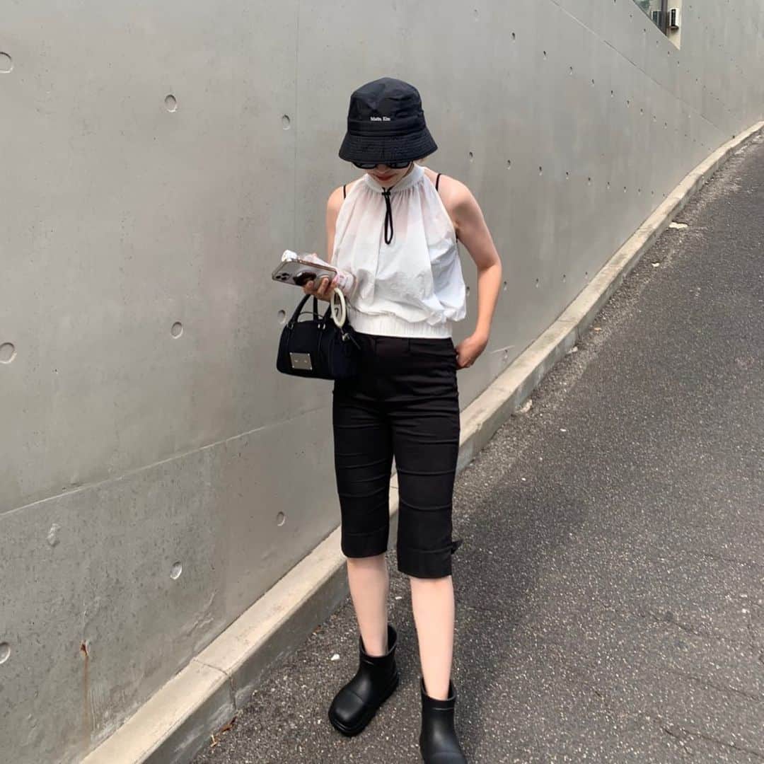 和田えりかのインスタグラム：「この日のこーでの詳細教えて欲しいと メッセージいただいたので📨))嬉  hat/ @matinkim_magazine  tops/ @searoomlynn_official  bottom/ @dholic_official  shoes/ @rockfish_official   です~🖤  #こーで」