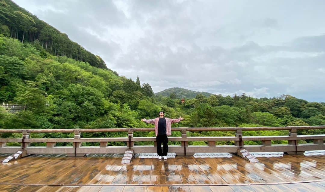 滝澤諒のインスタグラム：「雨で反射する清水寺も素敵  待ってるよ、京都で。  #京都 #vlog #嵐山駅間違えた #みんなは気をつけてね #滝澤諒」
