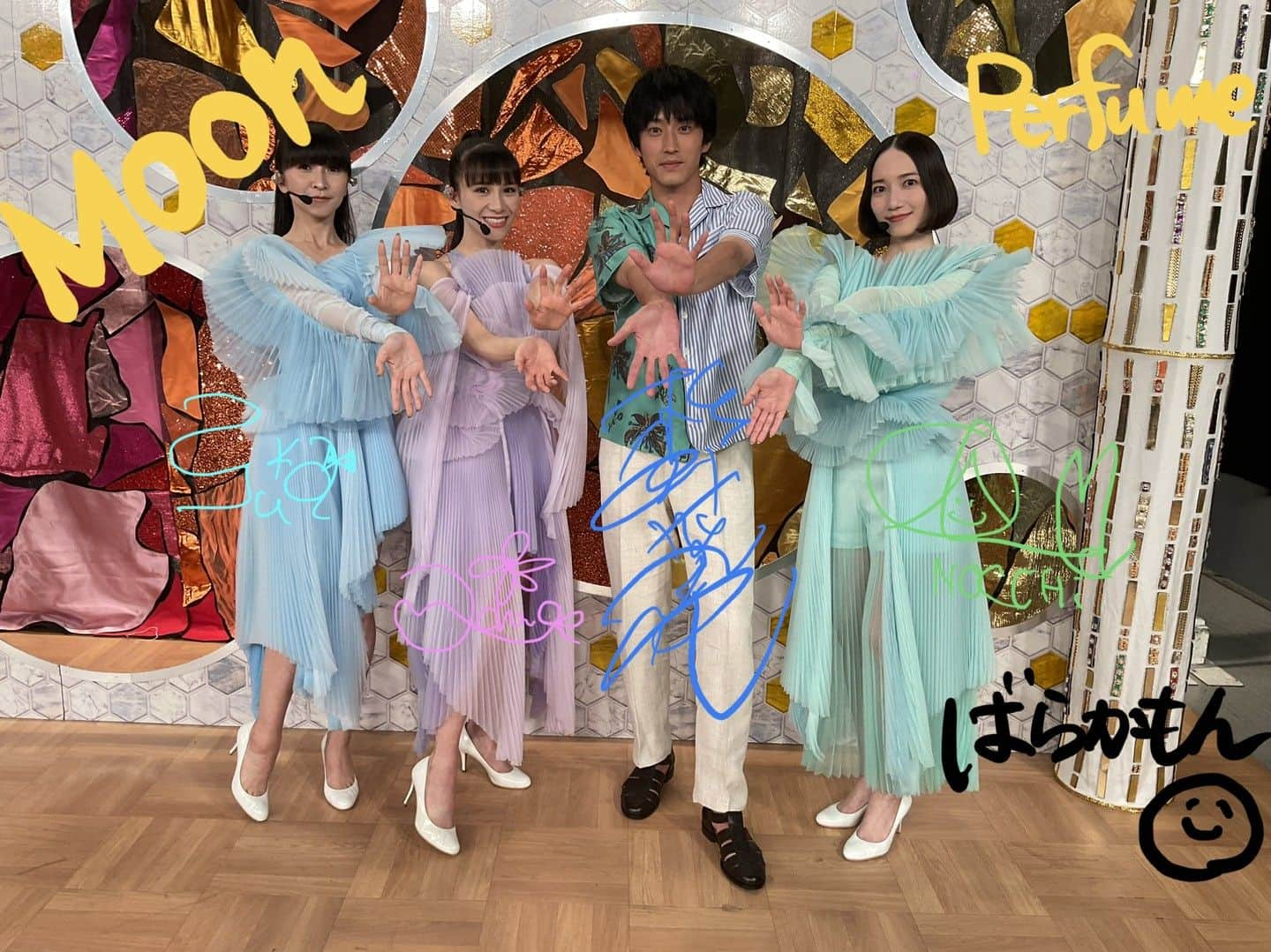 フジテレビ「FNS歌謡祭」のインスタグラム：「#Perfume の皆さん ありがとうございました!!  3人のシンクロダンス 美しすぎます💫  ドラマ「#ばらかもん」は このあと よる１０時から放送です🎥 #FNS歌謡祭夏 の後も チャンネルはそのままで!!  #PTA の皆さん!! 感想は #FNS歌謡祭夏 で お待ちしてますっ💬💌」