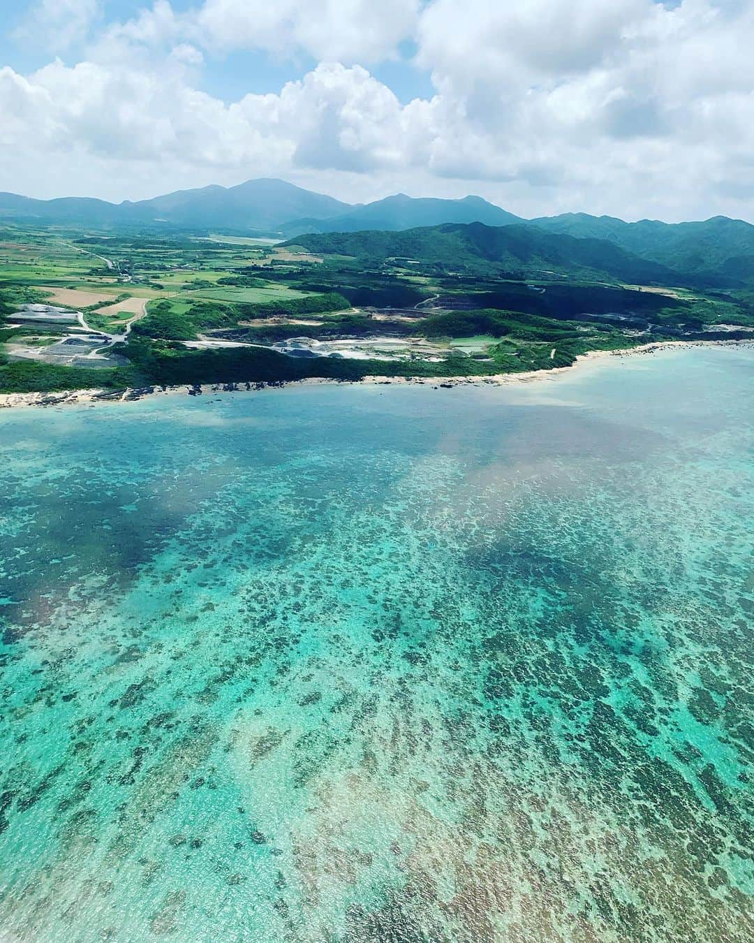 Rie fuのインスタグラム：「Nature’s colours - you haven’t seen emerald green until you visit #ishigakiisland #okinawa 🏝️ 自然の色ってこんなに美しいんだ、と発見の連続。 旅のハイライトは、リアル隠れ家レストラン「こっかーら」の帰り際に店主に「外来種の巨大カエルに気をつけて」と言われて笑い飛ばしてたらお店を出た瞬間に本当に出たこと🐸 #石垣島　#沖縄　#島　#大自然  #holiday #vacation #バケーション　#バカンス #旅行好きな人と繋がりたい #南国」