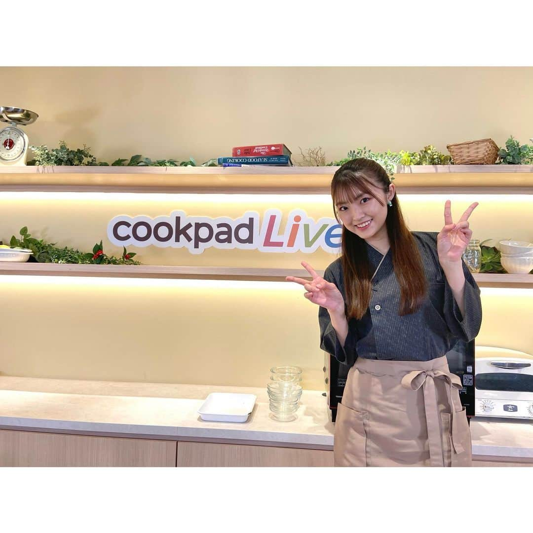 春名真依のインスタグラム：「＊ cookpadLive 神虹食堂まいまい亭 本日もありがとうございました！  本日のメニューは梅しそよだれ鶏！ 具材たっぷり！さっぱり！ とっても美味しかったです😌  そしてもう20回目ということで！ ここまで楽しく続けられているのも皆さんのおかげです。 観覧に来てくださったり、 時間を合わせて配信を見てくださったり、 アーカイブで見てくださったり、 情報をチェックしてくださったり、 一つ一つが本当に嬉しいです。 本当にありがとうございます！  24時間限定販売のレシピカード、 アーカイブもありますのでぜひチェックしてください☺️  次回は8/22！ またのご来店をお待ちしております🍚  #cookpadLive #まいまい亭 #料理 #配信  #本日は #クリームソーダイヤリング」