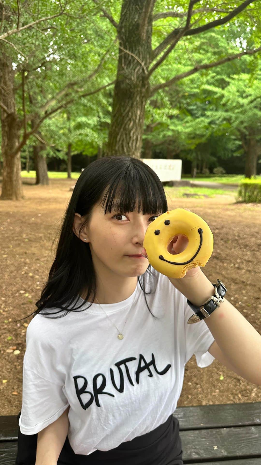 中澤瞳のインスタグラム：「ドーナツ食べたかったの🍩🤍  おすすめのドーナツ屋さんあったら教えて〜！ #ドーナツ #ピクニック #代々木公園 #クリスピークリームドーナツ」