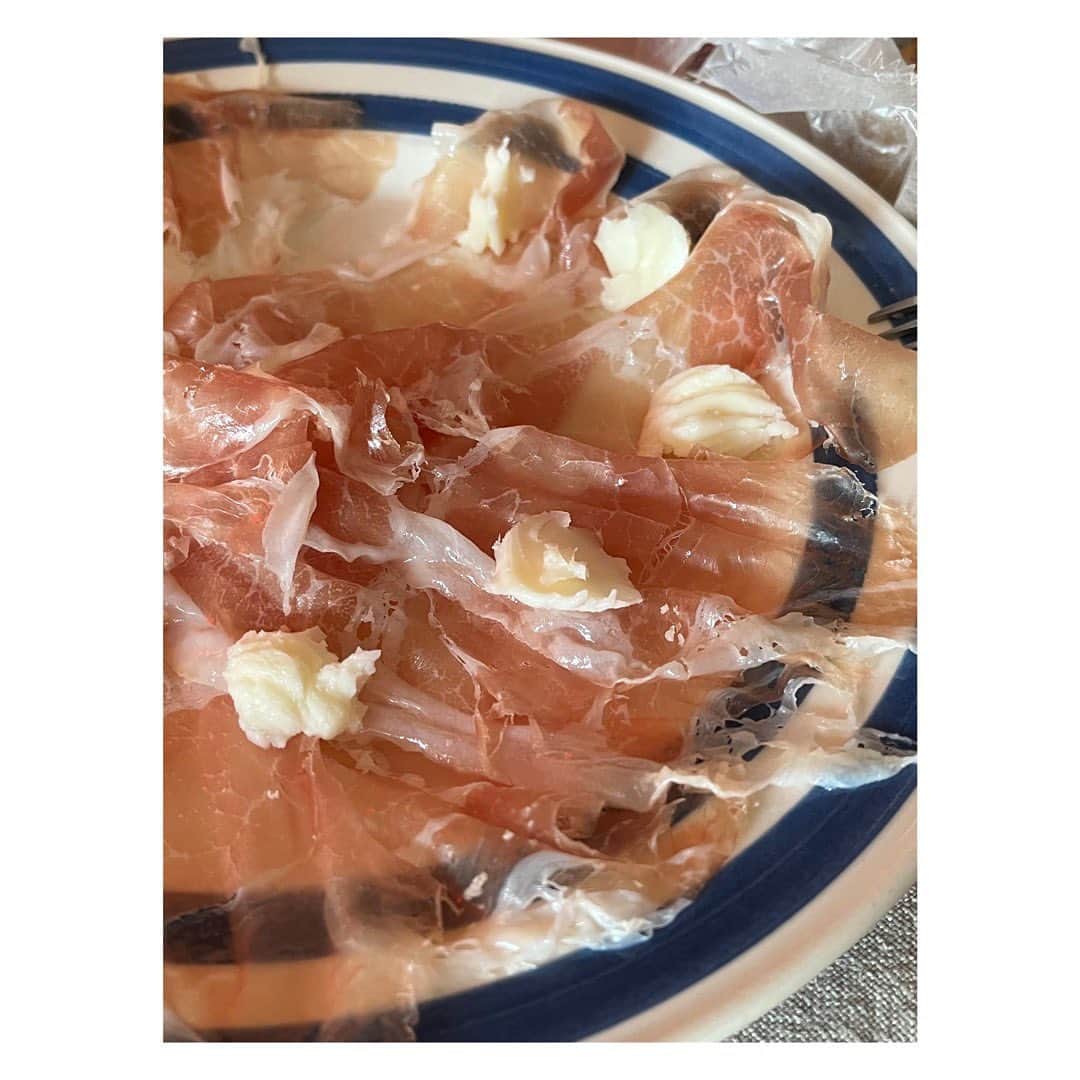 のインスタグラム：「🍷 友が長年夢見てきたワインを、ただ便乗して飲ませていただくという、宝くじに当たったかのような時間が訪れました。 好きなものに囲まれると、幼稚園児の顔になるという発見。 はしゃぎの極み。」
