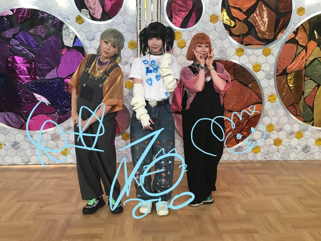 フジテレビ「FNS歌謡祭」さんのインスタグラム写真 - (フジテレビ「FNS歌謡祭」Instagram)「#PUFFY のお二人 #ano さん ありがとうございました◎🫶🏻  3人の素敵ないい雰囲気が 画面から伝わってきましたね!!!  そしてやっぱり名曲♪♪😻 聴けば聴くほどハマっていきますよね🎧  感想は ハッシュタグ #FNS歌謡祭夏 を お忘れなくー！」7月12日 21時34分 - fns_kayosai