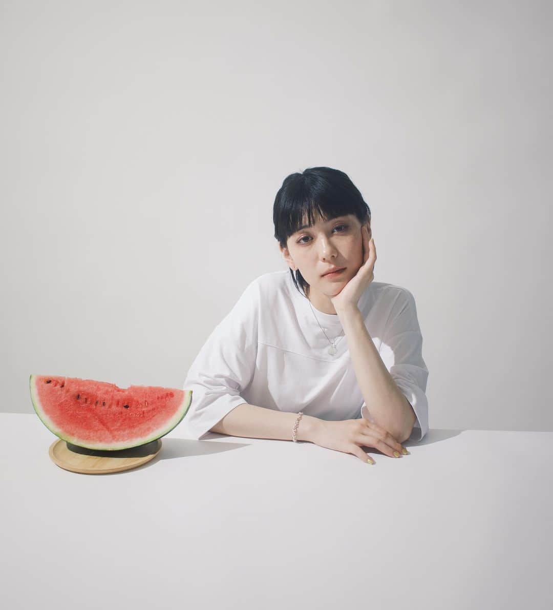 瀬戸かほのインスタグラム：「本日発売のLaLa Begin 8-9月号 🇺🇸  『LaLa Begin DRY GOODS STORE わたしの夏休み 12日間ミニマルワードローブ 』に載っております〜！ 色々素敵なお洋服着てます、お読みいただければ幸いです💫 こちらはオフショット💁‍♀️🍉」