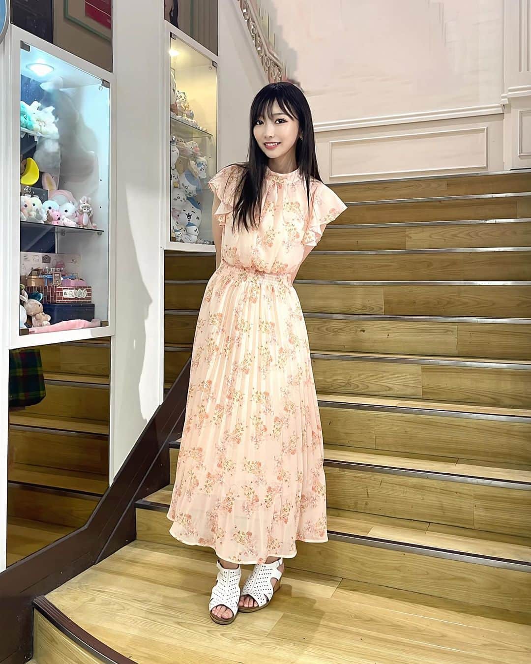 のインスタグラム：「新しいワンピでお出かけしてきたよ👗𓈒𓂂𓏸 早く真夏来い〜〜〜！！！ . 松村沙友理ちゃんプロデュースのお洋服♡ 綺麗めで可愛い…いつもありがとう🥰 ( @matsumura_sayuri_official ) . . onepiece: #lantinam  shoes: #rockport  . #私服 #全身コーデ #お出かけコーデ  #夏ワンピース #fashiongram」