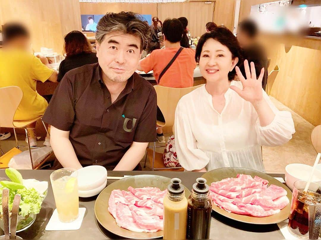 畑中葉子さんのインスタグラム写真 - (畑中葉子Instagram)「デイリースポーツ・北村泰介さんに取材をしていただき、八丈島の話しや畑中葉子デビュー45周年記念「八丈島からの手紙」の話しをたくさんしてきました。 掲載日は、またお知らせいたします♡  #八丈島からの手紙 #デビュー45周年記念 #畑中葉子 #新曲 #デイリースポーツ #八丈島 #しゃぶしゃぶつかだ」7月12日 21時37分 - hatanaka_yoko