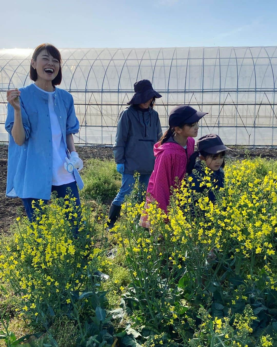 川瀬良子さんのインスタグラム写真 - (川瀬良子Instagram)「【旅色LIKES】公開☀️  こんにちは！ 農業旅アンバサダーの川瀬良子です😊 今回は、千葉県我孫子市にある農園［ベジLIFE!!］の園主・香取岳彦さんを訪ねました。 「自分の野菜を食べていただいて、みんなの心と体を元気にしたい！がモットーなんです。」と話す香取さん一家と、農薬不使用の元気な野菜の収穫体験をしてきました〜！  香取さんも、香取さんファミリーも、野菜達も、元気元気😆  いっぱい収穫して、いっぱい喋って、いっぱい食べて、おいしくて楽しくて、あっという間に夕暮れになっていました〜🤣  取材をさせて頂いて、一生懸命文章も書いております✏️  ぜひぜひ！読んでいただきたいです♪  ［旅色LIKES 川瀬良子］と、検索してみて下さいね！ 感想も、お待ちしてますっ😊  https://tabiiro.jp/likes/articles/view/1690/  🥕🥕🥕  #旅色LIKES #旅色 #農業旅 #旅色アンバサダー #ベジLIFE #ベジLIFE我孫子 @vegelifeabiko  #千葉県 #我孫子市 #農業 #農家 さん #収穫体験  香取さん😊 ありがとうございましたっ！！！ また遊びにいきま〜すっ！！！ 語りましょーーー🤣！！！」7月12日 21時48分 - kawase_ryoko