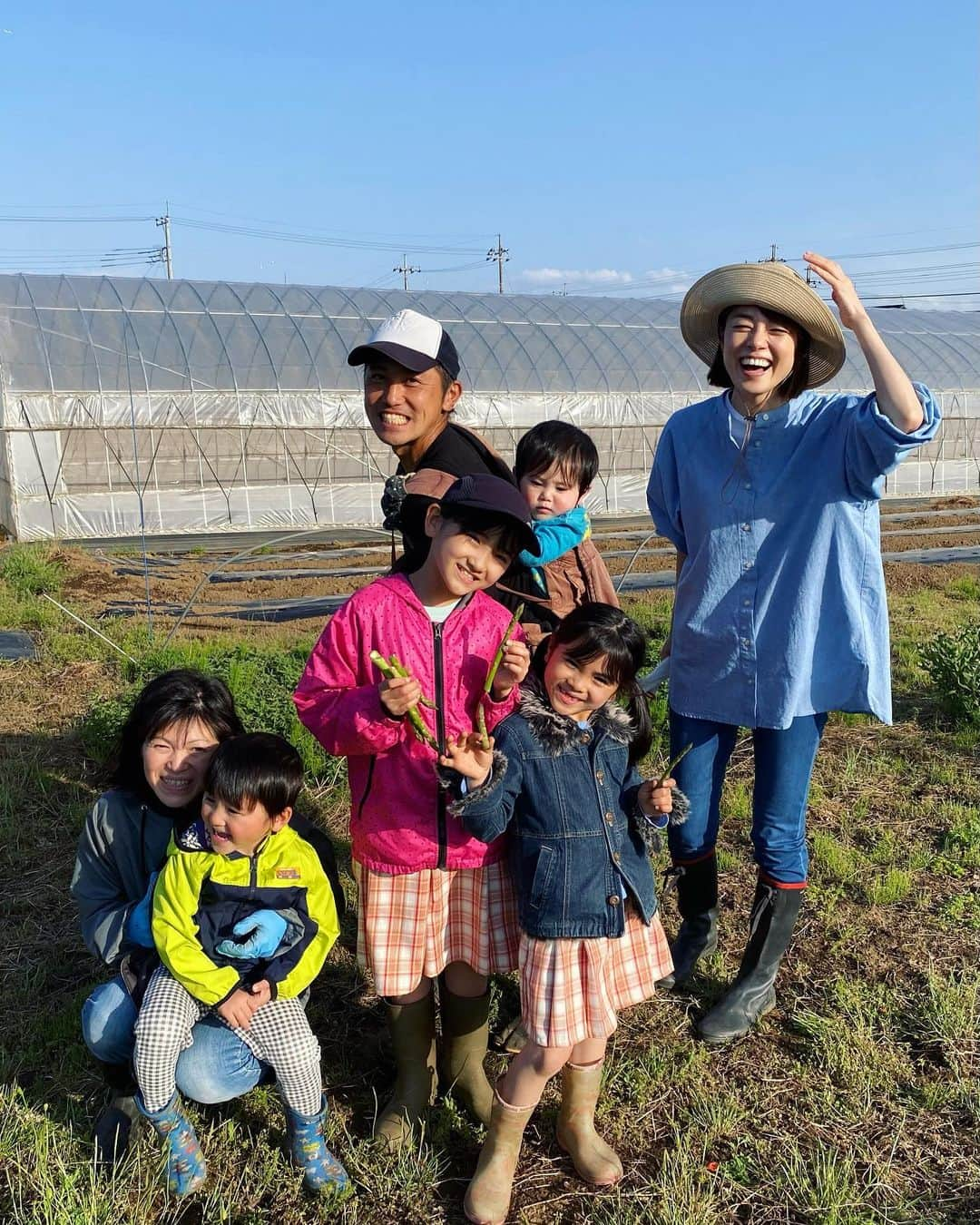 川瀬良子さんのインスタグラム写真 - (川瀬良子Instagram)「【旅色LIKES】公開☀️  こんにちは！ 農業旅アンバサダーの川瀬良子です😊 今回は、千葉県我孫子市にある農園［ベジLIFE!!］の園主・香取岳彦さんを訪ねました。 「自分の野菜を食べていただいて、みんなの心と体を元気にしたい！がモットーなんです。」と話す香取さん一家と、農薬不使用の元気な野菜の収穫体験をしてきました〜！  香取さんも、香取さんファミリーも、野菜達も、元気元気😆  いっぱい収穫して、いっぱい喋って、いっぱい食べて、おいしくて楽しくて、あっという間に夕暮れになっていました〜🤣  取材をさせて頂いて、一生懸命文章も書いております✏️  ぜひぜひ！読んでいただきたいです♪  ［旅色LIKES 川瀬良子］と、検索してみて下さいね！ 感想も、お待ちしてますっ😊  https://tabiiro.jp/likes/articles/view/1690/  🥕🥕🥕  #旅色LIKES #旅色 #農業旅 #旅色アンバサダー #ベジLIFE #ベジLIFE我孫子 @vegelifeabiko  #千葉県 #我孫子市 #農業 #農家 さん #収穫体験  香取さん😊 ありがとうございましたっ！！！ また遊びにいきま〜すっ！！！ 語りましょーーー🤣！！！」7月12日 21時48分 - kawase_ryoko