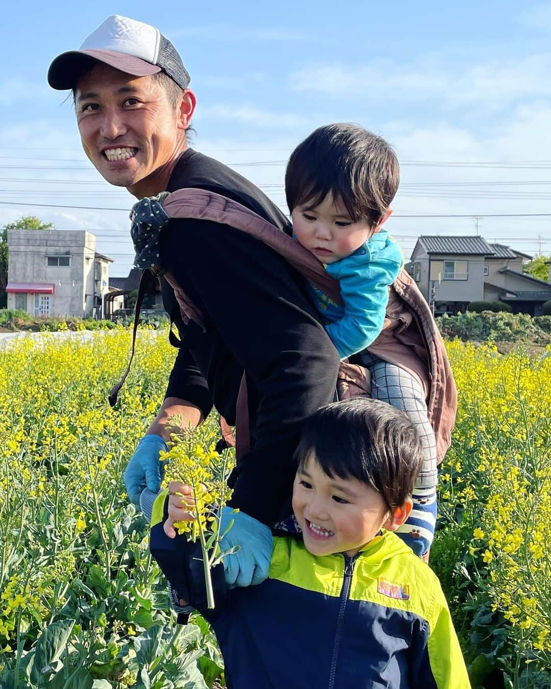 川瀬良子さんのインスタグラム写真 - (川瀬良子Instagram)「【旅色LIKES】公開☀️  こんにちは！ 農業旅アンバサダーの川瀬良子です😊 今回は、千葉県我孫子市にある農園［ベジLIFE!!］の園主・香取岳彦さんを訪ねました。 「自分の野菜を食べていただいて、みんなの心と体を元気にしたい！がモットーなんです。」と話す香取さん一家と、農薬不使用の元気な野菜の収穫体験をしてきました〜！  香取さんも、香取さんファミリーも、野菜達も、元気元気😆  いっぱい収穫して、いっぱい喋って、いっぱい食べて、おいしくて楽しくて、あっという間に夕暮れになっていました〜🤣  取材をさせて頂いて、一生懸命文章も書いております✏️  ぜひぜひ！読んでいただきたいです♪  ［旅色LIKES 川瀬良子］と、検索してみて下さいね！ 感想も、お待ちしてますっ😊  https://tabiiro.jp/likes/articles/view/1690/  🥕🥕🥕  #旅色LIKES #旅色 #農業旅 #旅色アンバサダー #ベジLIFE #ベジLIFE我孫子 @vegelifeabiko  #千葉県 #我孫子市 #農業 #農家 さん #収穫体験  香取さん😊 ありがとうございましたっ！！！ また遊びにいきま〜すっ！！！ 語りましょーーー🤣！！！」7月12日 21時48分 - kawase_ryoko