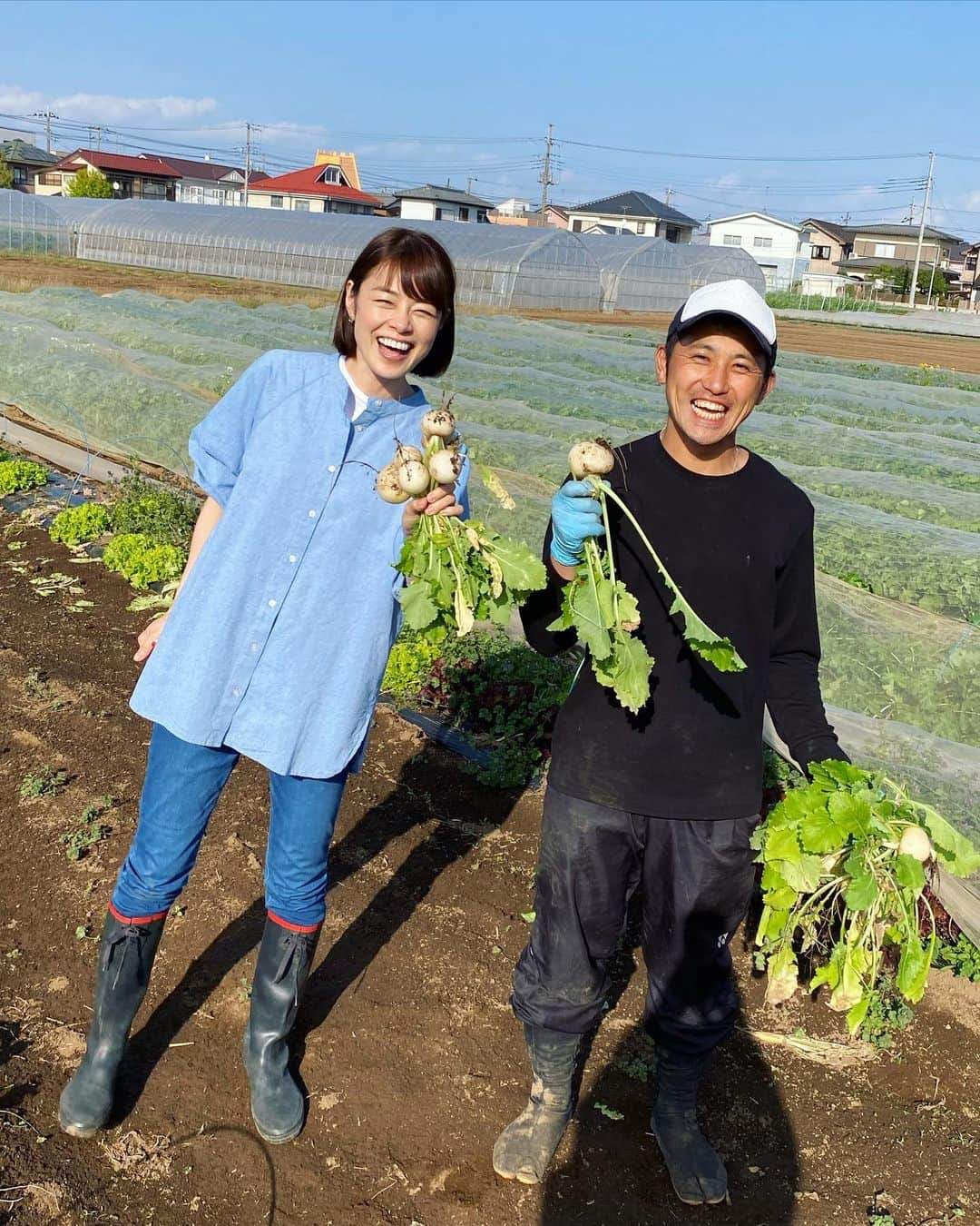 川瀬良子のインスタグラム：「【旅色LIKES】公開☀️  こんにちは！ 農業旅アンバサダーの川瀬良子です😊 今回は、千葉県我孫子市にある農園［ベジLIFE!!］の園主・香取岳彦さんを訪ねました。 「自分の野菜を食べていただいて、みんなの心と体を元気にしたい！がモットーなんです。」と話す香取さん一家と、農薬不使用の元気な野菜の収穫体験をしてきました〜！  香取さんも、香取さんファミリーも、野菜達も、元気元気😆  いっぱい収穫して、いっぱい喋って、いっぱい食べて、おいしくて楽しくて、あっという間に夕暮れになっていました〜🤣  取材をさせて頂いて、一生懸命文章も書いております✏️  ぜひぜひ！読んでいただきたいです♪  ［旅色LIKES 川瀬良子］と、検索してみて下さいね！ 感想も、お待ちしてますっ😊  https://tabiiro.jp/likes/articles/view/1690/  🥕🥕🥕  #旅色LIKES #旅色 #農業旅 #旅色アンバサダー #ベジLIFE #ベジLIFE我孫子 @vegelifeabiko  #千葉県 #我孫子市 #農業 #農家 さん #収穫体験  香取さん😊 ありがとうございましたっ！！！ また遊びにいきま〜すっ！！！ 語りましょーーー🤣！！！」