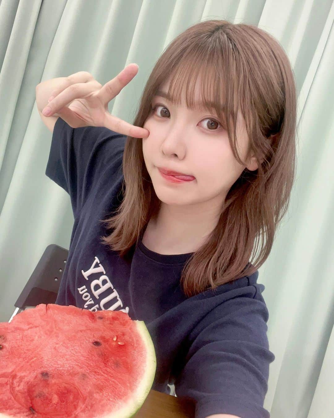 Liyuu（リーユウ）のインスタグラム：「FC生配信ありがとうございました！  人生初スイカ割りしてみた笑 アーカイブ見てたけど、すごい姿勢で割れたね🤣🤣🤣 みんなもアーカイブ見てみてw  今年の夏、西瓜満喫🍉 #YuUKoiDays」