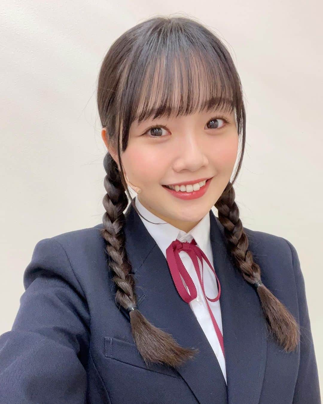 miyuのインスタグラム：「初日ありがとうございました🌸  #舞台幕が上がる   本日ついに幕が上がりました〜！！！ ご来場くださったお客様の拍手がとても温かかったです👏🏻 初舞台のまりぃちゃん、はるちゃんも堂々としていてカッコ良かった😭本当に2人の座長はすごいです。   たくさんの同世代と頼りになる先輩方と、楽しい楽しいお稽古期間でした。 本当に素敵なカンパニーです！  千穐楽のまでの6日間 全9公演の一回一回を大切に全力で駆け抜けます✊🏻✨  私は幕開きすぐの演劇部の大会から出ています！ずっと三つ編みなのでぜひ見つけてください🎀」
