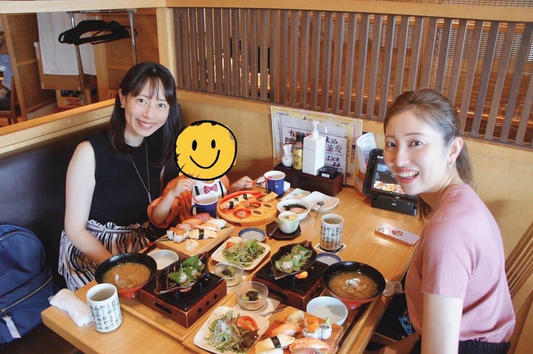 丸井汐里のインスタグラム：「✴︎ 先日久々に会えた優香ちゃん＆息子くんと📷 ✴︎ たまにはいいよねと、ランチはお寿司を選択🍣 ✴︎ 食べ物を目の前にした時の表情の緩み具合に毎回赤面する……苦笑 ✴︎ ✴︎ ✴︎ 珍しくわりと間隔があいたので、話題もてんこ盛り！ ✴︎ そしてちょっと会わないうちに、息子くんはすっかり大きくなっていた……！！ ✴︎ そんな様子を見ているだけでも癒される😍 ✴︎ いつも以上にあっという間の時間でした♫ ✴︎ また近々✨ ✴︎ ✴︎ ✴︎ #アナウンサー#フリーアナウンサー#丸井汐里#石井優香#同期#宮城#仙台#ランチ#時差投稿」