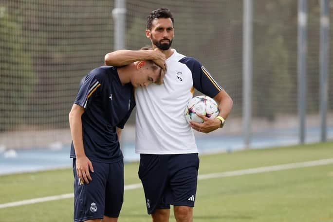 アルバロ・アルベロアさんのインスタグラム写真 - (アルバロ・アルベロアInstagram)「Feliz e ilusionado de comenzar una nueva temporada en el mejor equipo del mundo.  Muchos retos y grandes desafíos por delante.  ¡Que empiece el baile! 💪🏼🚀」7月12日 21時46分 - arbeloa