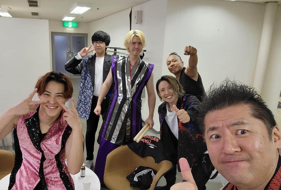 山口託矢のインスタグラム：「. 人生初の福島県 とある高校の学校公演に行ってきました🥁 . 高校生のみんな素直でノリが良くて 盛り上がりがハンパなかったです！ めちゃくちゃパワーを貰いました！ . びっくりするくらいの大声で応援してくれて 嬉しかったなーありがとう😊 . 高校生活の思い出の一つになってくれたら嬉しいです！ またどこかで会いましょう！ . . 秋からまた学校公演があるから楽しみだ〜！ . . #福島 #福島市 #福島市音楽堂」
