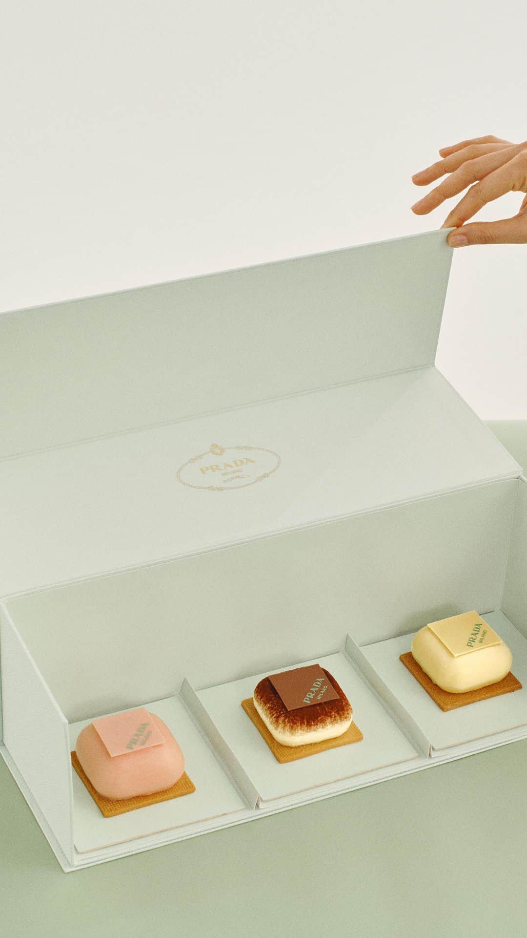 プラダさんのインスタグラム動画 - (プラダInstagram)「In the Prada Caffè, sweets, treats ...