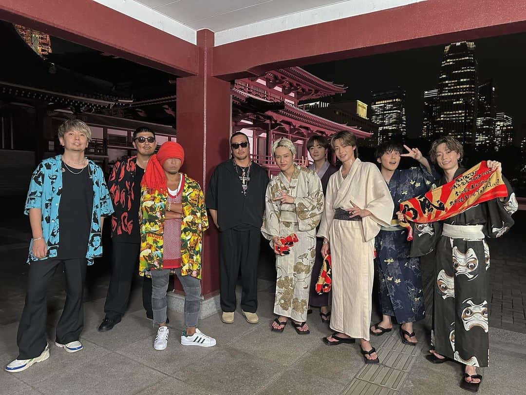 HAN-KUNのインスタグラム：「FNS歌謡祭 コムドット x 湘南乃風  素晴らしいロケーション で歌えて良い思い出に なりました  ありがとうございました！  コムドットのみんな ありがとう！　  #コムドット  #湘南乃風 #fns歌謡祭  @com.yuma  @com.yuta  @com.yamato  @com.hyuga  @com.amugiri」