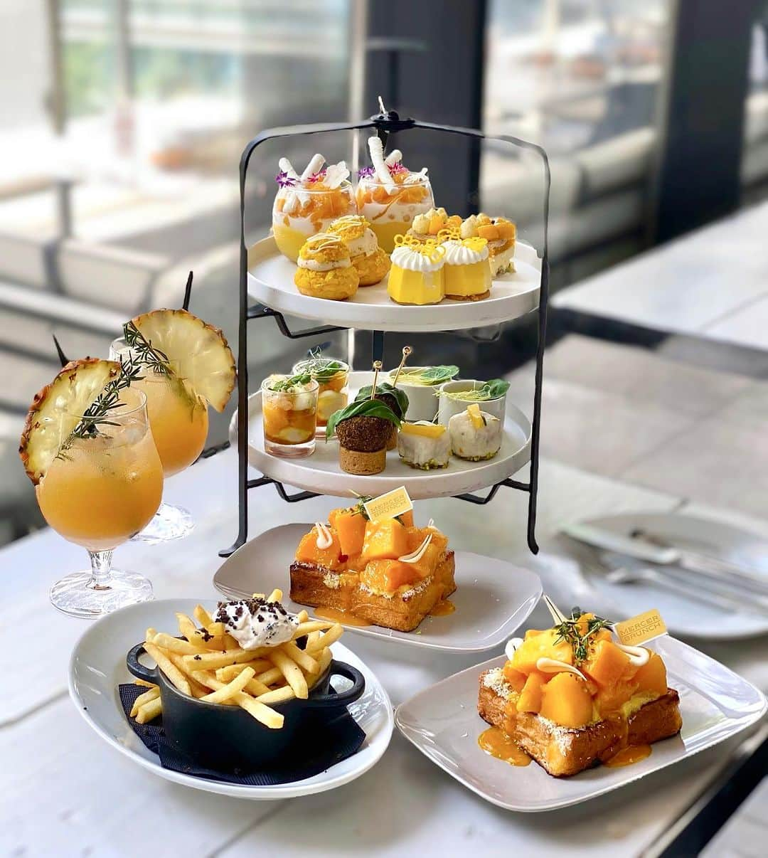 りなたろすのインスタグラム：「⁡ MERCER BRUNCH GINZA TERRACE ( @mercer_brunch ) ⁡ ⁡ 夏にピッタリの マンゴーアフタヌーンティー🥭✨ ⁡ ⁡ インスタでよく見てたとこ！ やっと行けたよ〜🥹🫶🏻✨ 味がめっちゃ美味しかった！ ⁡ ⁡ ⁡ ୨୧┈┈┈┈┈┈┈order┈┈┈┈┈┈┈┈୨୧ ⁡ ⁡ 🍰スイーツ  ・マンゴーパッションと   ホワイトチョコのタルト  ・パッションキャラメルシュー  ・アールグレイブリュレと   マンゴーホワイトチョコムース  ・マンゴータピオカプリン  ⁡ 🍴セイボリー  ・マンゴーとマスカルポーネのヴィシソワーズ　  ・海老とマンゴーのフルーツカクテル  ・スパイシーマンゴーココナッツアランチーニ  ・マンゴーとフォアグラ入りパテ　   モッツァレラチーズのグラサージュ  ⁡ 🍞フレンチトースト  ・完熟アップルマンゴーフレンチトースト  ⁡ 🍹ペアリングカクテル ⁡ ➕追加オプションで 🍟トリュフポテト ⁡ ⁡ ୨୧┈┈┈┈┈┈┈┈┈┈┈┈┈┈┈┈┈┈୨୧ ⁡ ⁡ フレンチトーストのマンゴーが とろけそうな美味しさだった🤤💕 ごろごろマンゴーがこれでもかって くらい載っててこれだけでも満足感🥰 ⁡ アップルマンゴー１/3個分を 贅沢にトッピングって書いてあったんだけど 普通に一個分は食べた気分🥭🥭🥭 ⁡ ⁡ セイボリーにもマンゴーたっぷりで 追加で頼んだポテトは 甘✖️しょっぱの最強コンビで 手が止まりませんでした🍟🍟 ⁡ ⁡ ⁡ ⁡ ⁡ 🗓6月1日 ~ 8月31日 🕐15:00 / 15:30 / 16:00（2時間制） 💰席指定無し 6,300円   窓側ソファー席・テラス席指定 7,000円  (ペアリングドリンク付き🍹𓈒𓂂𓏸） ⁡ ⁡ ⁡ ━━━━━━━━━━━━━━━━━━━━ ⁡ 📍〒158-0094  東京都中央区銀座1-8-19 キラリトギンザ 4F ⁡ 🚃銀座駅から徒歩5分 有楽町駅から徒歩3分 銀座一丁目駅から徒歩1分 東銀座駅から徒歩5分 京橋駅から徒歩3分 銀座一丁目駅から128m 🚶‍♂️³₃ ⁡ ㊗️無休(ビルの休館日による ⁡ 📞 03-3562-9551 ⁡ ━━━━━━━━━━━━━━━━━━━━ ⁡ ⁡ ⁡ ⁡ #mercerbrunch #mercerbrunchginzaterrace #マーサーブランチ #マーサーブランチ銀座 #マーサーブランチギンザテラス #マーサーブランチ銀座テラス #マンゴースイーツ #マンゴーアフタヌーンティー #アフタヌーンティー巡り #アフタヌーンティー部 #アフタヌーンティー #ヌン活 #アフヌン #夏のアフタヌーンティー #銀座カフェ #銀座デート」