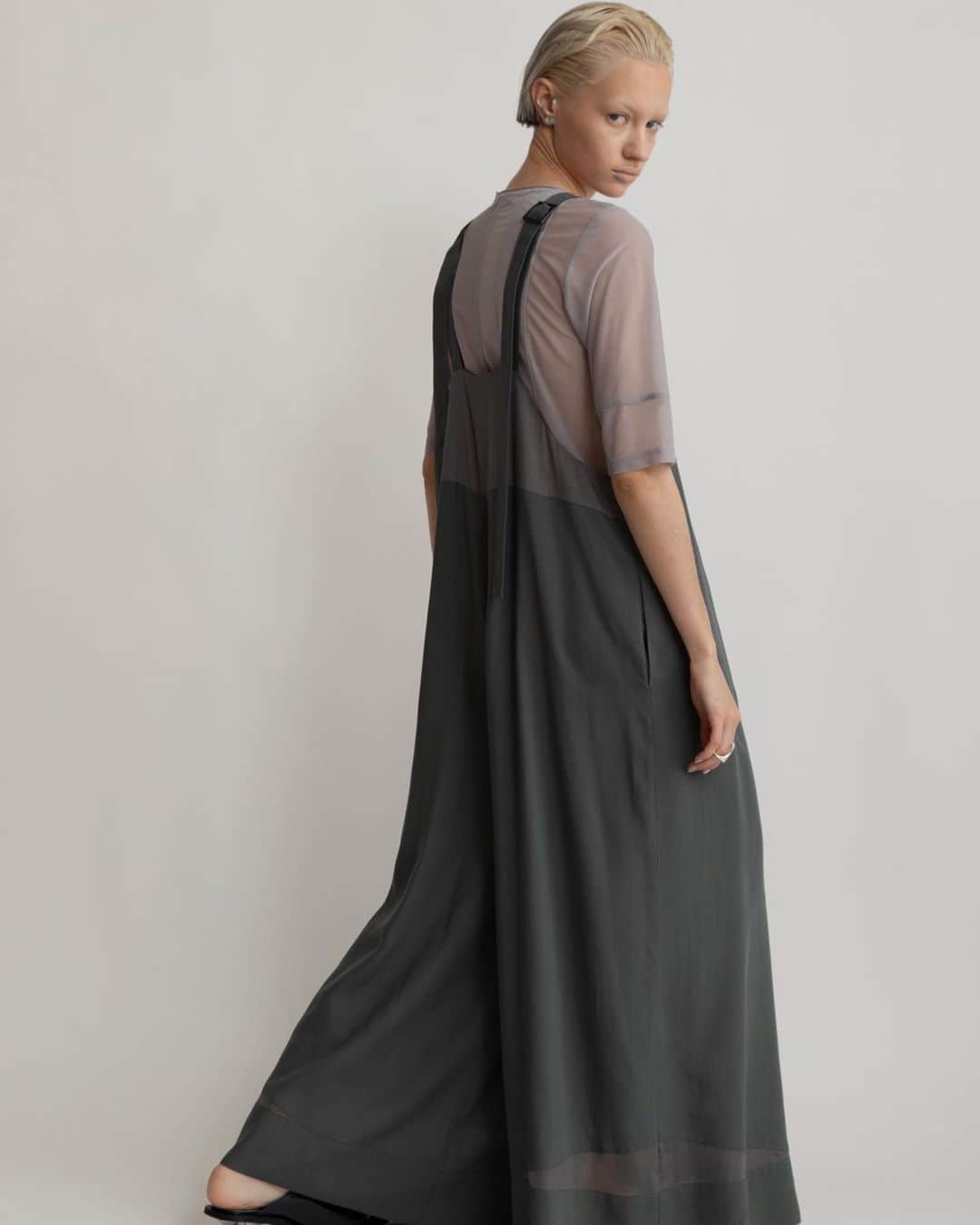 AULA AILAのインスタグラム：「【2023 HIGH SUMMER COLLECTION】  TACK SALOPETTE COLOR GRAY SIZE 0/1 ¥25,300   ワイドシルエットのリラックス感漂うサロペット。 リネンシルクのさらりとした素材感で、真夏にピッタリのアイテム。 胸元のディテールは、ホルターネックのような浅めでコンパクトな衿元にすることでカジュアル過ぎず、フェミニンで華奢な印象に。 裾は部分的にソフトオーガンジーをはめ込み透け感をプラス。  ✔️AULA AILA OFFICIAL WEB STOREにて HIGH SUMMER COLLECTIONアイテム展開中！」