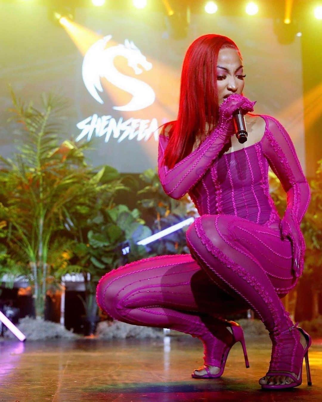 スチュアートワイツマンさんのインスタグラム写真 - (スチュアートワイツマンInstagram)「Shenseea wears the Stuart Weitzman NUDIST sandals in magenta smooth calf leather while performing in New York City. Styled by Kris Fe.​  #StuartWeitzman #shenseea @shenseea @krisfe_​」7月12日 21時55分 - stuartweitzman