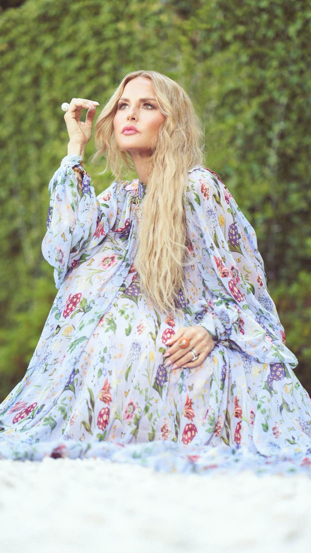 レイチェル・ゾーのインスタグラム：「Taking you behind the scenes of my @hauteliving magazine cover shoot  to share a bit of the magic that happened for The Hamptons Issue which is out today Endlessly thankful to my team and everyone involved for helping to create these dreamy and glamorous summer fashion moments Which is your favorite?! 💋  @markimage @emmawillishmu @laurainwonderland__ @milly @oscardelarenta @giambattistavalli @maisonmerenor @chaviv_hair @ashleighmariecolor」