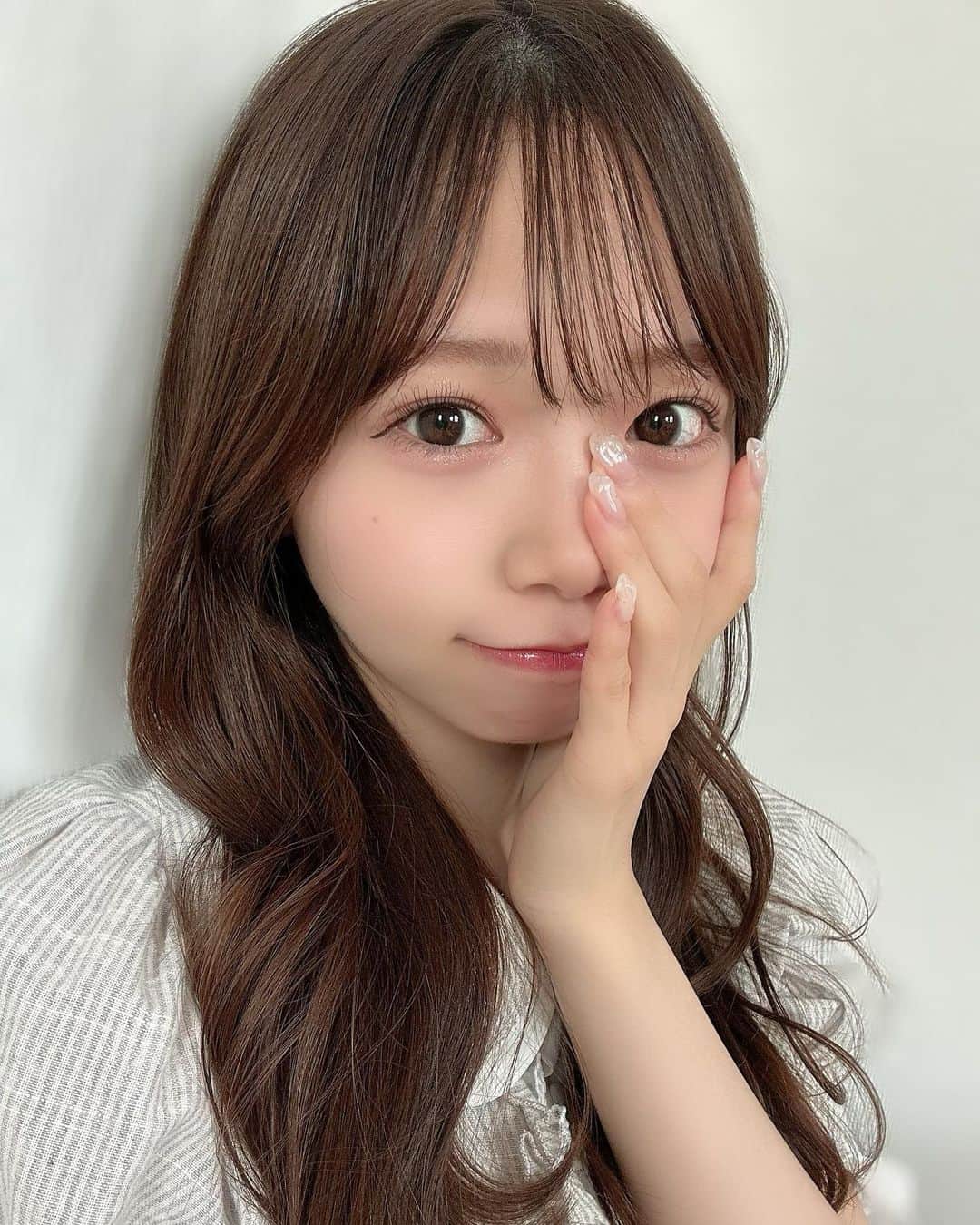 のインスタグラム：「親友ちゃんにまつぱしてもらった👀💞  今回は上下両方したよ〜🤍☁️ わたしにはまつぱは必須…！！！！！ おめめぱっちりになってご機嫌🌱  親友ちゃんはbreak a leg!のMVに出てた子だよ🫶🏻 みんなもよかったらまつげ綺麗にしてもらいにいってみてね👭🏻 @tamaki_eye   #まつぱ #まつげパーマ #まつげカール #畑美紗起 #アイメイク #instagood #shooting #me」