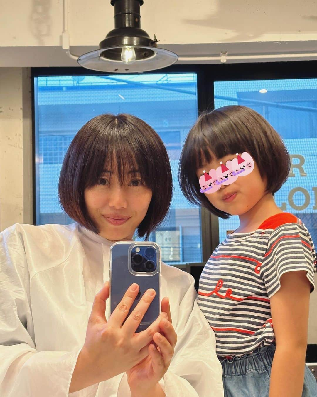 井上和香さんのインスタグラム写真 - (井上和香Instagram)「. 娘とヘアカット😊 切ってる途中で娘と同じ髪型になった💕 今は喜んでくれたけど、いつから嫌がられるかなぁ〜😅🤣😅🤣  植田さんいつも素敵な髪型にしてくれてありがとう❤️  #ヘアカット #親子カット #同じヘアスタイル #おかっぱちゃん #ボブ」7月12日 21時56分 - inoue_waka