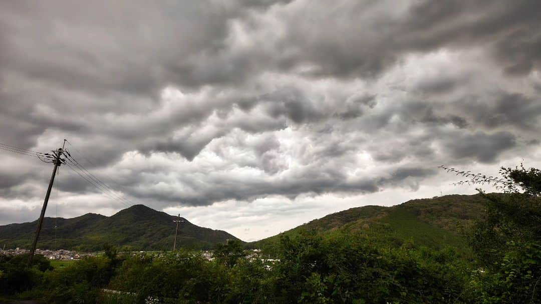 和田益典さんのインスタグラム写真 - (和田益典Instagram)「◆本日  播州某所で遭遇した雨雲。  この世の終わりのような光景。  遠くでは雷も落ちまくり。 . . #雨雲 #雲 #雷雲 #曇 #曇り空 #空 #灰色 #墨色 #monotone #gray #cloud #weather #hyogo #japan  このあと冷たい風が吹いてきて、いよいよ暴雨襲来か！と思いきや、意外と雨には打たれずに済んだ😅 .」7月12日 22時05分 - masunori_wada