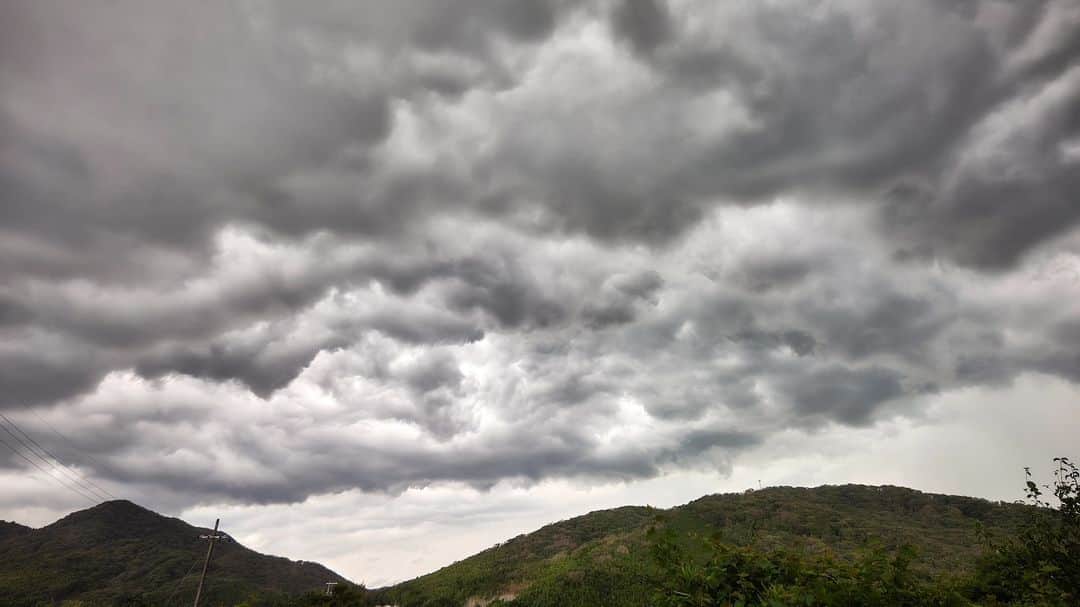 和田益典さんのインスタグラム写真 - (和田益典Instagram)「◆本日  播州某所で遭遇した雨雲。  この世の終わりのような光景。  遠くでは雷も落ちまくり。 . . #雨雲 #雲 #雷雲 #曇 #曇り空 #空 #灰色 #墨色 #monotone #gray #cloud #weather #hyogo #japan  このあと冷たい風が吹いてきて、いよいよ暴雨襲来か！と思いきや、意外と雨には打たれずに済んだ😅 .」7月12日 22時05分 - masunori_wada