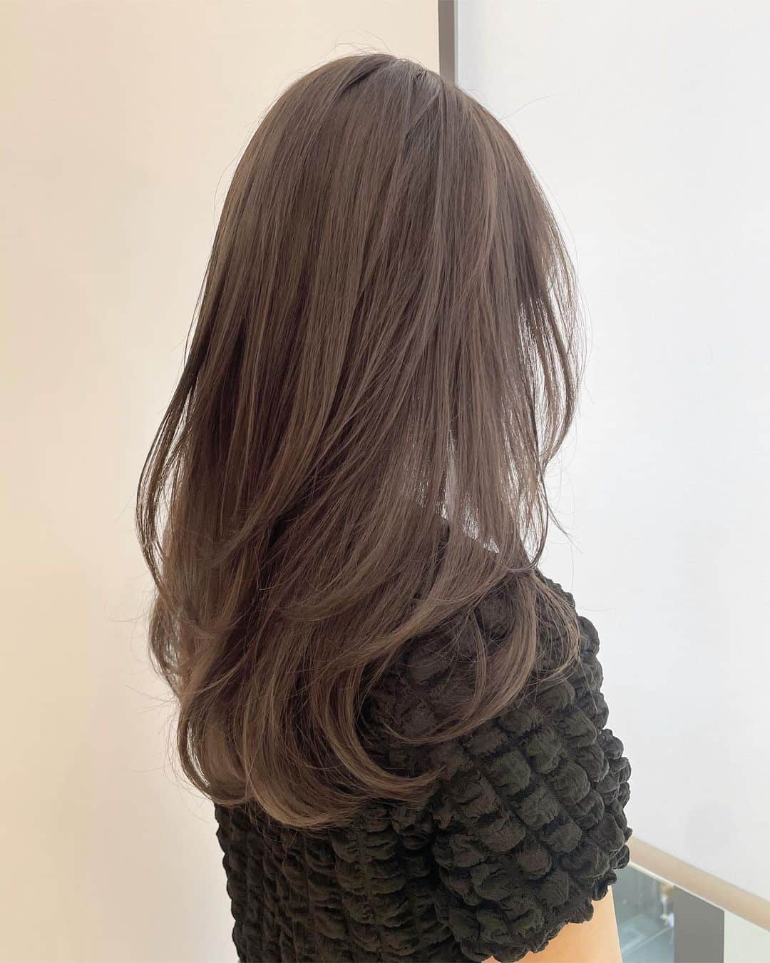 原涼香のインスタグラム：「大人気greige🩶赤味を柔らかく消して透明感up♡ ㅤㅤㅤㅤㅤㅤㅤㅤㅤㅤㅤㅤㅤ ダークトーンでも重くならないのがpoint🤍 カラーのみで明るめを続けると 透明感がよりでます✨ 一回で明るめ希望の方はWケアカラーがオススメです✔︎🤍 ㅤㅤㅤㅤㅤㅤㅤㅤㅤㅤㅤㅤㅤ 🎀韓国HAIR STYLE menu... ㅤㅤㅤㅤㅤㅤㅤㅤㅤㅤㅤㅤㅤ ☑︎カット ワンカールだけでも可愛いこだわりレイヤーカット🖤  ☑︎プレミアムケアカラー(or Wケアカラー) 透明感バツグンのグレージュカラー🩶 ㅤㅤㅤㅤㅤㅤㅤㅤㅤㅤㅤㅤㅤ ☑︎バイカルテトリートメント 韓国人みたいなツヤ髪はバイカルテトリートメントで叶います🖤  ㅤㅤㅤㅤㅤㅤㅤㅤㅤㅤㅤㅤㅤ ご予約はリンクから🫶🏻🔗 ㅤㅤㅤㅤㅤㅤㅤㅤㅤㅤㅤㅤㅤㅤㅤㅤㅤㅤㅤㅤㅤㅤㅤㅤㅤㅤ ㅤㅤㅤㅤㅤㅤㅤㅤㅤㅤㅤㅤㅤ  #SHIMA#韓国ヘア#韓国スタイル#レイヤーカット#ワンホンヘア#ワンホン#ダークトーン#網紅#初カラー#暗髪#ベージュカラー#ラベンダーカラー#グレージュ#オリーブカラー#透明感カラー#銀座美容院#銀座美容室#美容師#시스루뱅#레이어드컷#koreanhair」